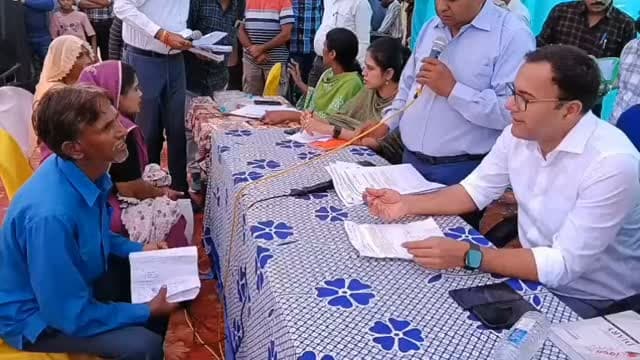 कलेक्टर श्री आशीष तिवारी ने विलायतकलां में आयोजित जनविश्वास शिविर में सुनीं 84 ग्रामीणों की समस्याएं,अधिकारियों को निराकरण के दिए निर्देश।
#jansamparkMP
#JanVishwasAbhiyan2026
#मुख्यमंत्री_जनविश्वास_अभियान
#हर_शुक्रवार_जनता_के_नाम
#katni कटनी