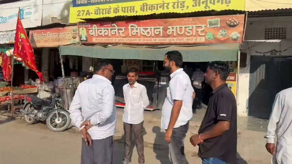 जीत के बाद एक्टिव मोड में पार्षद सन्नी धायल, बीकानेर रोड पर चलाया व्यवस्था और सफाई अभियान
नगरपालिका चुनाव में जीत दर्ज करने के बाद से वार्ड 23 के पार्षद पार्षद सन्नी धायल पूरी तरह से एक्टिव मोड में आ गए हैं। अपने बेबाक और दबंग अंदाज के लिए पहचाने जाने वाले सन्नी धायल ने जीत के तुरंत बाद से ही अपने वार्ड ही नहीं बल्कि पूरे शहर में व्यवस्थाओं को दुरुस्त करने का बीड़ा उठा लिया है।
इसी कड़ी में दीपावली के त्यौहार को देखते हुए शहर की मुख्य सड़क बीकानेर रोड पर पार्षद ने बड़ा अभियान चलाया। त्यौहार के चलते बीकानेर रोड पर सड़क के दोनों किनारों पर ठेले और रेहड़ियों की संख्या काफी बढ़ गई थी, जिससे आए दिन जाम की स्थिति बन रही थी और गंदगी भी फैल रही थी।
इसको गंभीरता से लेते हुए पार्षद सन्नी धायल ने नगरपालिका के सफाई निरीक्षक कपिल जावा, जमादार मामराज और उनकी पूरी टीम को साथ लेकर मौके पर पहुंचे। वहां उन्होंने सभी रेहड़ी और ठेला चालकों को एक जगह एकत्रित कर समझाइश की।
पार्षद ने सभी को सख्त हिदायत देते हुए कहा कि सभी ठेले एक ही कतार में व्यवस्थित तरीके से लगाए जाएं, ताकि आमजन को आवागमन में परेशानी न हो। साथ ही उन्होंने साफ-सफाई का विशेष ध्यान रखने के लिए भी पाबंद किया। उन्होंने चेतावनी दी कि अगर किसी ने व्यवस्था नहीं बनाई और गंदगी फैलाई तो नगरपालिका द्वारा नियमानुसार कार्रवाई की जाएगी और ठेले भी जब्त किए जा सकते हैं।
पार्षद के इस कार्य से सभी ने उनकी इस पहल की सराहना भी की। सभी ठेला चालकों ने पार्षद सन्नी धायल के इस अभियान में अपनी पूर्ण सहमति जताई और भविष्य में कतार में ठेले लगाने और साफ-सफाई बनाए रखने का आश्वासन दिया।