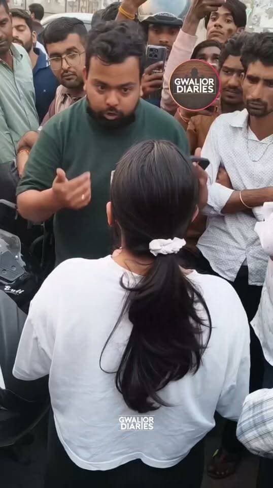 पति-पत्नी के विवाद: कथित आपत्तिजनक हालत में पति ने पत्नी को किसी और के साथ पकड़ा...
सोशल मीडिया पर एक वीडियो तेजी से शेयर किया जा रहा है, जिसे लेकर पति-पत्नी के बीच सार्वजनिक स्थान पर विवाद होने का दावा किया जा रहा है। वायरल पोस्ट के मुताबिक, पति ने अपनी पत्नी को किसी अन्य व्यक्ति के साथ कथित आपत्तिजनक स्थिति में देख लिया, जिसके बाद मौके पर हंगामा शुरू हो गया। घटना कब हुई और विवाद की असली वजह क्या है, इसकी अभी पुष्टि नहीं हुई है। ऐसे में वायरल दावों को आधिकारिक जानकारी मिलने तक सच मानना उचित नहीं होगा।