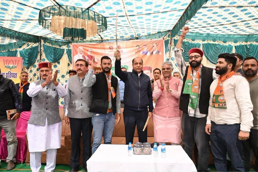 सारी योजनाएं बंद, गारंटियां भूली सरकार अब नए जिले बनाने का शिगूफा छोड़ रही : जयराम ठाकुर
पंचायत चुनावों ने बता दिया जनता का मूड, आगामी विधानसभा चुनाव में कांग्रेस की विदाई तय होने का किया दावा
चंबा में नवनिर्वाचित जनप्रतिनिधि सम्मान सम्मेलन में शामिल हुए नेता प्रतिपक्ष, सुक्खू सरकार और राहुल गांधी पर साधा निशाना
टैक्सी परमिट की अवधि 15 साल करने के फैसले पर जताई खुशी, कहा—केंद्र सरकार के समक्ष मजबूती से उठाया था मामला
चंबा/शिमला। हिमाचल प्रदेश के पूर्व मुख्यमंत्री एवं नेता प्रतिपक्ष जयराम ठाकुर ने चंबा प्रवास के दौरान कांग्रेस सरकार पर जमकर निशाना साधा। भटियात और चंबा विधानसभा क्षेत्रों में आयोजित नवनिर्वाचित जनप्रतिनिधि सम्मान सम्मेलनों में शामिल होकर उन्होंने पंचायत प्रतिनिधियों को सम्मानित किया और उन्हें जनहित में कार्य करने का आह्वान किया।
जनसभा को संबोधित करते हुए जयराम ठाकुर ने कहा कि प्रदेश सरकार गृहिणी सुविधा, शगुन, सहारा, हिमकेयर और स्वावलंबन जैसी योजनाओं को बंद कर चुकी है, जबकि चुनाव के दौरान दी गई गारंटियों पर भी सरकार जवाब देने से बच रही है। उन्होंने आरोप लगाया कि अब विधानसभा चुनाव नजदीक आते देख मुख्यमंत्री सुखविंदर सिंह सुक्खू नए जिले बनाने की बात कर जनता का ध्यान भटकाने का प्रयास कर रहे हैं।
उन्होंने दावा किया कि पंचायती राज संस्थाओं और नगर निकायों के चुनावों में जनता ने कांग्रेस के प्रति अपना रुख स्पष्ट कर दिया है। उनके अनुसार, आगामी विधानसभा चुनावों में भी भाजपा बेहतर प्रदर्शन करेगी और प्रदेश से कांग्रेस सरकार की विदाई तय है।
पंचायत चुनाव रोकने का प्रयास करने का लगाया आरोप
जयराम ठाकुर ने आरोप लगाया कि कांग्रेस सरकार ने पंचायत चुनावों को रोकने के लिए हरसंभव प्रयास किए, लेकिन भाजपा ने लोकतांत्रिक व्यवस्था और संविधान की रक्षा के लिए सर्वोच्च न्यायालय तक लड़ाई लड़ी। उन्होंने कहा कि प्रदेश की जनता सरकार के कार्यकाल से संतुष्ट नहीं है और आने वाले चुनावों में इसका जवाब देगी।
राहुल गांधी और कांग्रेस पर भी साधा निशाना
नेता प्रतिपक्ष ने कांग्रेस नेता राहुल गांधी पर निशाना साधते हुए आरोप लगाया कि कांग्रेस सत्ता हासिल करने के लिए देश में अराजकता का माहौल बनाने का प्रयास कर रही है। उन्होंने कहा कि प्रधानमंत्री नरेंद्र मोदी के नेतृत्व में भारत ने अर्थव्यवस्था सहित विभिन्न क्षेत्रों में प्रगति की है और देश का युवा विकास की इस यात्रा को देख रहा है।
जयराम ठाकुर ने कहा कि देश की जनता प्रधानमंत्री नरेंद्र मोदी के साथ खड़ी है और कांग्रेस को देश में अस्थिरता पैदा करने के प्रयासों से बचना चाहिए।
टैक्सी परमिट की अवधि 15 साल होने पर जताई खुशी
शिमला। नेता प्रतिपक्ष जयराम ठाकुर ने टैक्सी परमिट की अवधि 12 साल से बढ़ाकर 15 साल किए जाने को लेकर खुशी जताई। उन्होंने कहा कि 28 अगस्त को उन्होंने टैक्सी ऑपरेटर यूनियन का अनशन समाप्त करवाते समय इस मांग को पूरा करवाने के लिए प्रयास करने का आश्वासन दिया था।
उन्होंने कहा कि टैक्सी ऑपरेटरों की मांग को केंद्र सरकार के समक्ष मजबूती से उठाया गया और अब इस दिशा में सफलता मिली है। जयराम ठाकुर ने कहा कि हिमाचल प्रदेश पर्यटन आधारित राज्य है और यहां पर्यटन को बढ़ावा देने में टैक्सी ऑपरेटरों की अहम भूमिका है।
उन्होंने पूर्व भाजपा सरकार के कार्यकाल का जिक्र करते हुए कहा कि कोरोना काल में पर्यटन गतिविधियां ठप होने के कारण टैक्सी, बस और ट्रक ऑपरेटरों को आर्थिक परेशानियों का सामना करना पड़ा था। उस समय उनकी सरकार ने ऑपरेटरों को राहत देने के लिए दो साल का टैक्स माफ किया था। उन्होंने दावा किया कि जिन ऑपरेटरों ने पहले ही टैक्स जमा करवा दिया था, उन्हें भी उनका पैसा वापस किया गया था।
जयराम ठाकुर ने प्रदेश सरकार पर निशाना साधते हुए कहा कि यदि टैक्सी ऑपरेटरों की मांग पर पहले ही गंभीरता से प्रयास किए जाते, तो उन्हें आंदोलन और अनशन करने की नौबत नहीं आती।
Pahadi News Suneel Pahadi ✍️