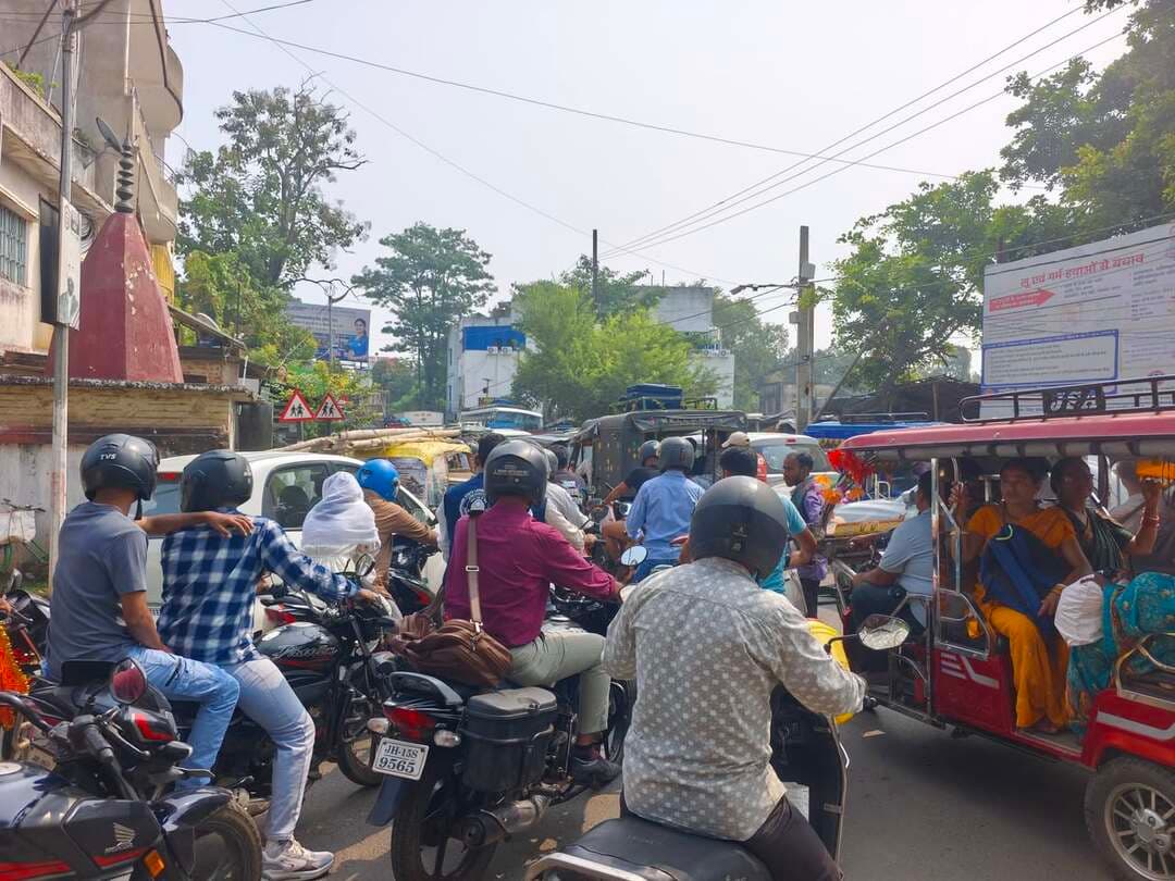 देवघर:–नवरात्रि का त्योहार और जसीडीह चकाई मोड़ मे लगी वाहनो का जाम! देखिए और कॉमेंट कीजिए!