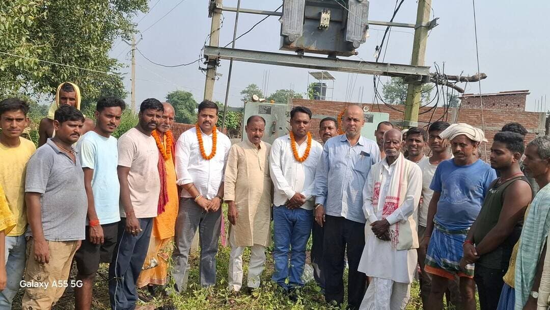 सांसद कालीचरण सिंह की पहल पर 25 केवीए की जगह लगाया गया 63 केवीए का ट्रांसफार्मर, ग्रामीणों ने जताया आभार
<nis:link nis:type=tag nis:id=मनातू nis:value=मनातू nis:enabled=true nis:link/> <nis:link nis:type=tag nis:id=पलामू। nis:value=पलामू। nis:enabled=true nis:link/> मनातू प्रखंड के करमाही गांव में बिजली की समस्या दूर करने की दिशा में पहल करते हुए 25 केवीए के पुराने ट्रांसफार्मर की जगह 63 केवीए का नया ट्रांसफार्मर स्थापित किया गया। यह पहल चतरा सांसद कालीचरण सिंह के प्रयास से पूरी हुई। ट्रांसफार्मर लगने से ग्रामीणों में खुशी का माहौल है और उन्हें बिजली की समस्या से राहत मिलने की उम्मीद है।
जानकारी के अनुसार, करमाही गांव के ग्रामीणों ने ट्रांसफार्मर खराब होने की सूचना फोन के माध्यम से सांसद कालीचरण सिंह को दी थी। ग्रामीणों की समस्या को गंभीरता से लेते हुए सांसद ने जिला विद्युत विभाग के प्रतिनिधि अक्षय कुमार को आवश्यक कार्रवाई करने का निर्देश दिया। इसके बाद विद्युत विभाग से समन्वय स्थापित कर गांव में 25 केवीए की जगह 63 केवीए क्षमता का ट्रांसफार्मर लगाया गया।
नए ट्रांसफार्मर की स्थापना से ग्रामीणों को बेहतर बिजली आपूर्ति मिलने की उम्मीद है। ग्रामीणों ने इस पहल के लिए सांसद कालीचरण सिंह के प्रति आभार व्यक्त किया।
मौके पर जिला सांसद प्रतिनिधि बेगू साव, साधु मांझी, पूर्व मंडल अध्यक्ष शत्रुघ्न सिंह, सत्य प्रकाश पांडेय, मनातू मंडल अध्यक्ष अरविन्द यादव, उपाध्यक्ष लालदेव यादव, सतेन्द्र यादव, योगेंद्र मिस्त्री, शंभु यादव, अनिल मिस्त्री और हरिलाल यादव सहित कई ग्रामीण उपस्थित रहे।
ग्रामीणों ने कहा कि क्षेत्र की समस्याओं के समाधान के लिए इस तरह की पहल से लोगों को राहत मिलती है। उन्होंने उम्मीद जताई कि आगे भी गांव की बुनियादी समस्याओं के समाधान के लिए इसी तरह प्रयास जारी रहेंगे।