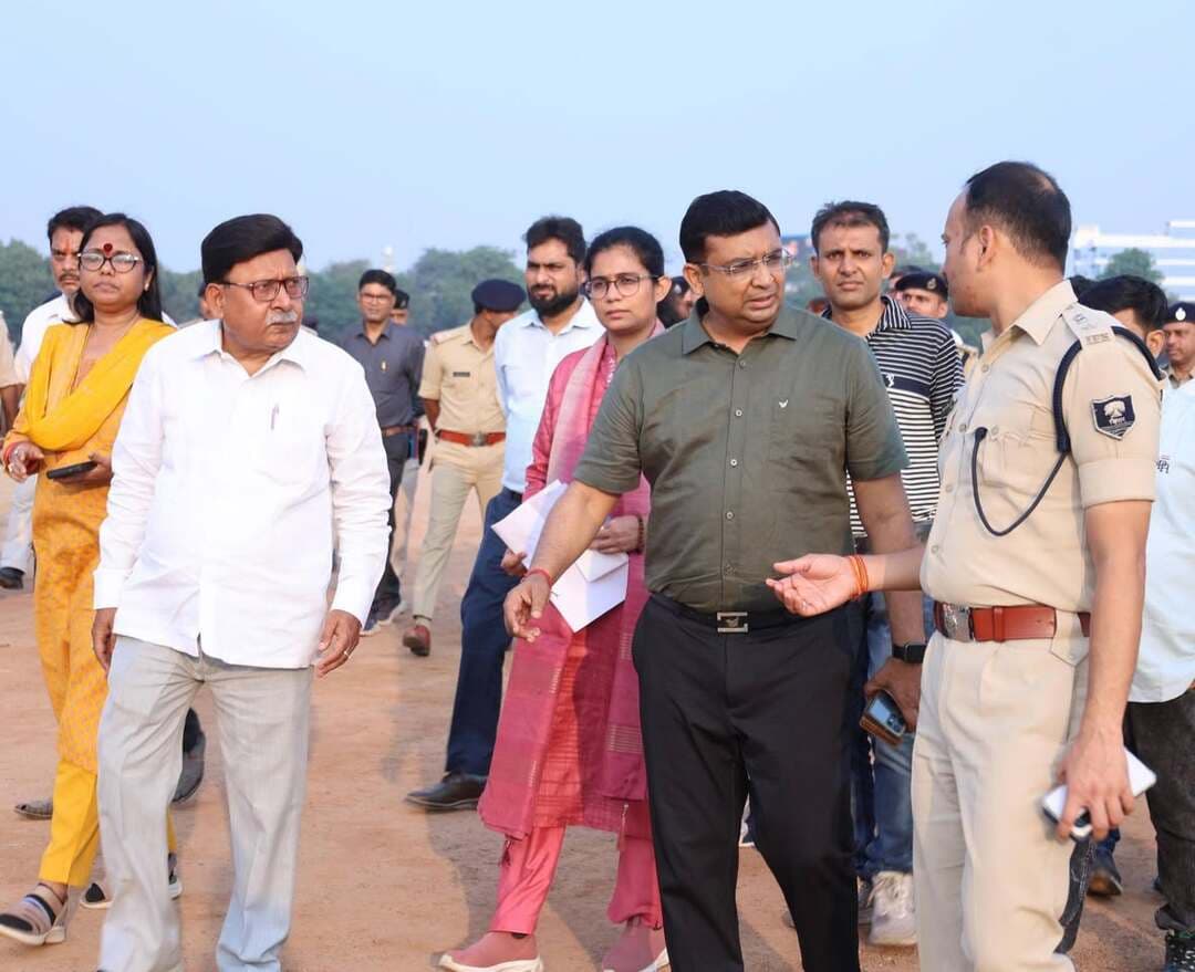 दशहरा एवं दुर्गा पूजा को लेकर संयुक्त ब्रीफिंग, सुरक्षा एवं यातायात व्यवस्था चाक-चौबंद रखने का निर्देश
दशहरा एवं दुर्गा पूजा के अवसर पर विधि-व्यवस्था संधारण, सुरक्षा एवं यातायात प्रबंधन तथा श्रद्धालुओं की सुविधा सुनिश्चित करने के उद्देश्य से जिलाधिकारी श्री कुंदन कुमार एवं वरीय पुलिस अधीक्षक श्री कार्तिकेय के. शर्मा द्वारा गांधी मैदान में प्रतिनियुक्त मजिस्ट्रेट एवं पुलिस पदाधिकारियों की संयुक्त ब्रीफिंग की गई। इस दौरान सभी प्रतिनियुक्त पदाधिकारियों को निर्धारित समय पर अपने-अपने प्रतिनियुक्ति स्थल पर पहुँचने तथा पूरी सजगता, तत्परता एवं जिम्मेदारी के साथ कर्तव्यों का निर्वहन करने का निर्देश दिया गया।
जिलाधिकारी एवं वरीय पुलिस अधीक्षक ने कहा कि पर्व-त्योहार के दौरान विधि-व्यवस्था बनाए रखना प्रशासन की सर्वोच्च प्राथमिकता है। सभी पदाधिकारी अपने क्षेत्र में सतत निगरानी रखें तथा आसपास की गतिविधियों पर पैनी नजर बनाए रखें। श्रद्धालुओं को दर्शन-पूजन एवं आवागमन में किसी प्रकार की असुविधा न हो, इसे हर हाल में सुनिश्चित किया जाए।
यातायात प्रबंधन एवं रावण दहन कार्यक्रम में सुरक्षा एवं सतर्कता पर विशेष जोर
अधिकारियों ने निर्देश दिया कि यातायात व्यवस्था सुगम बनाए रखने के लिए निर्धारित ट्रैफिक प्लान के अनुरूप आवश्यक व्यवस्था की जाए तथा यातायात का संचालन सुव्यवस्थित तरीके से हो। गांधी मैदान में 20 अक्टूबर को आयोजित होने वाले रावण दहन कार्यक्रम के मद्देनजर विशेष सतर्कता बरतने का निर्देश दिया गया। कार्यक्रम में बड़ी संख्या में लोगों के शामिल होने की संभावना को देखते हुए प्रवेश एवं निकास द्वारों पर विशेष निगरानी रखने तथा भीड़ प्रबंधन की प्रभावी व्यवस्था सुनिश्चित करने को कहा गया।
वरीय पुलिस अधीक्षक ने निर्देश दिया कि कार्यक्रम समाप्त होने के बाद सभी निकास द्वार खोल दिए जाएँ, ताकि लोगों की सुरक्षित एवं सुगम निकासी सुनिश्चित हो सके। सभी प्रतिनियुक्त पुलिस पदाधिकारियों एवं मजिस्ट्रेट को आपसी समन्वय के साथ कार्य करने को कहा गया।
कार्यक्रम स्थल पर सभी आवश्यक सुविधाएँ सुनिश्चित करने का निर्देश
गाँधी मैदान स्थित रावण दहन कार्यक्रम स्थल का निरीक्षण करते हुए जिलाधिकारी ने सीसीटीवी कैमरे, ध्वनि विस्तारक यंत्र, अग्निशमन व्यवस्था, प्राथमिक उपचार केंद्र एवं चिकित्सा सुविधाओं सहित सभी आवश्यक व्यवस्थाएँ समय से पूर्ण करने का निर्देश दिया। उन्होंने मंच एवं बैरिकेडिंग को मजबूत एवं सुरक्षित तरीके से तैयार कराने के लिए भवन निर्माण विभाग को विशेष रूप से निर्देशित किया। साथ ही, गांधी मैदान में साफ-सफाई की समुचित व्यवस्था सुनिश्चित करने के लिए नगर निगम को आवश्यक निर्देश दिए गए।
जिलाधिकारी ने कहा कि सभी संबंधित विभाग निर्धारित समय-सीमा के भीतर अपनी तैयारियाँ पूरी कर लें तथा व्यवस्थाओं का पूर्व निरीक्षण कर कमियों को दूर करें, ताकि कार्यक्रम शांतिपूर्ण, सुरक्षित एवं सुव्यवस्थित ढंग से संपन्न हो सके।
जिले के अन्य स्थलों पर भी रहेंगी समुचित व्यवस्थाएँ
जिला अंतर्गत अन्य स्थानों पर आयोजित होने वाले रावण दहन कार्यक्रमों के लिए भी आवश्यक सुरक्षा, विधि-व्यवस्था, यातायात एवं भीड़ प्रबंधन की समुचित व्यवस्था सुनिश्चित करने का निर्देश संबंधित अनुमंडल पदाधिकारियों एवं अनुमंडल पुलिस पदाधिकारियों को दिया गया। सभी संबंधित पदाधिकारियों को अपने-अपने क्षेत्रों में आयोजकों के साथ समन्वय स्थापित कर तैयारियों की समीक्षा करने तथा आवश्यक व्यवस्थाएँ समय से पूर्ण कराने को कहा गया।
24 घंटे कार्यरत रहेगा जिला नियंत्रण कक्ष
दशहरा एवं दुर्गा पूजा की अवधि में जिला नियंत्रण कक्ष, पटना 24 घंटे कार्यरत रहेगा। किसी भी आपात स्थिति या आवश्यक सूचना के लिए नागरिक जिला नियंत्रण कक्ष के दूरभाष संख्या 2219810 एवं 2219234 पर संपर्क कर सकते हैं। इसके अतिरिक्त पुलिस नियंत्रण कक्ष के मोबाइल नंबर 9031825979 अथवा आपातकालीन सेवा डायल 112 पर भी सूचना दी जा सकती है।
ब्रीफिंग एवं निरीक्षण के दौरान पुलिस अधीक्षक यातायात श्री सागर कुमार, अनुमंडल पदाधिकारी सुश्री कृतिका मिश्रा सहित सभी प्रतिनियुक्त मजिस्ट्रेट एवं पुलिस पदाधिकारी उपस्थित थे।