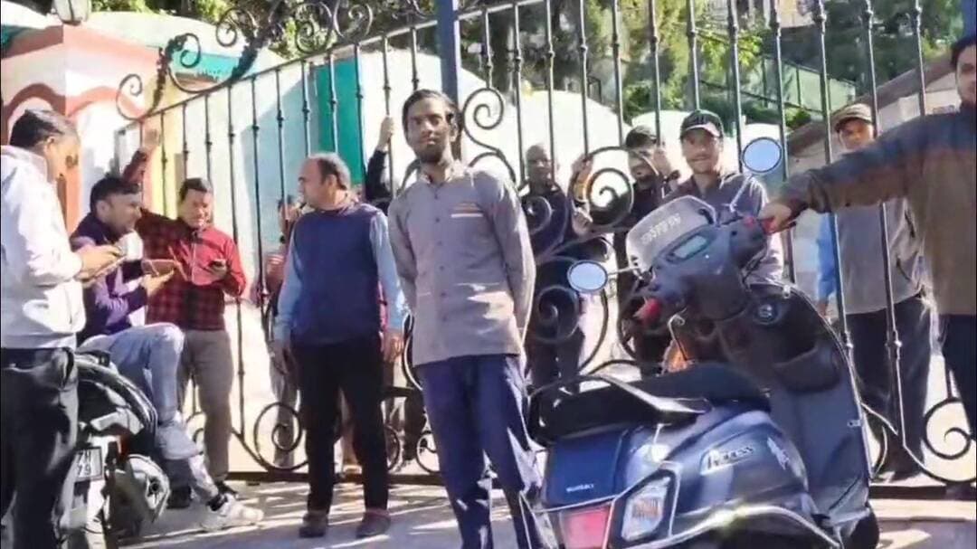 मसूरी: मसूरी के पैराडाइज मेंशन होटल में कर्मचारी-प्रबंधन विवाद