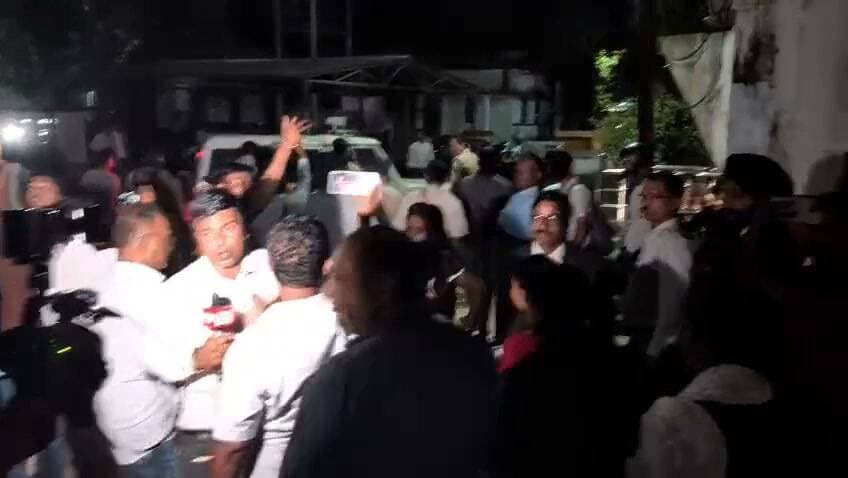 जान लीजिए आपको सोशल मीडिया में मुद्दे उठाने को कोई नहीं रोकता है पर गाली गलौज शब्दों का उपयोग नहीं करना चाहिए और अगर करते हैं तो सावधान आकांक्षा टोप्पो जैसा मुंह छुपाना पड़ जाएगा बाकी आप खुद समझदार हैं