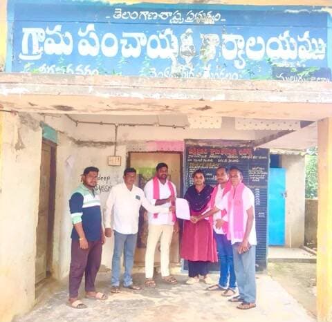 వెంకటాపురం: వీరభద్రవరం గ్రామ సమస్యల పరిష్కారం కోసం బీఆర్ఎస్ నేతల వినతి
