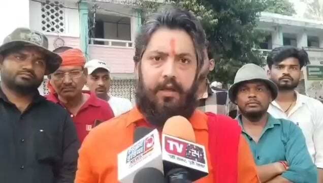 विकास चाहिए, अव्यवस्था नहीं! शिवसेना प्रदेश उपाध्यक्ष विवेक पांडे
पुराना बस स्टैंड से बसें हटीं, लेकिन सड़कों पर जाम का संकट बरकरार; व्यापारियों की परेशानी और जनप्रतिनिधियों की चुप्पी पर उठे सवाल
📍 सीधी | जनहित की आवाज
सवाल बस स्टैंड का नहीं, पूरे शहर की व्यवस्था का है!
पुराना बस स्टैंड की बदहाली किसी से छिपी नहीं है। एक ओर यातायात व्यवस्था सुधारने की जरूरत है, तो दूसरी ओर छोटे व्यापारियों की रोजी-रोटी और आम जनता की परेशानियों का समाधान भी उतना ही जरूरी है।
🔥 आखिर जिम्मेदार जनप्रतिनिधियों से सवाल कौन पूछेगा?
जिन जनप्रतिनिधियों को जनता ने विश्वास के साथ कुर्सी पर बैठाया, क्या उनकी जिम्मेदारी नहीं बनती कि वे जनता की समस्याओं के बीच पहुंचकर उनका समाधान कराएं? जब शहर की जनता परेशान है और व्यापारी अपनी आजीविका को लेकर चिंतित हैं, तो जिम्मेदार लोगों की सक्रियता भी दिखाई देनी चाहिए।
🚨 बस स्टैंड हटा, फिर भी जाम से राहत क्यों नहीं?
पुराना बस स्टैंड हटने के बाद भी ऊंची हवेली से लालता चौक तक मुख्य मार्ग पर बसें खड़ी कर सवारियां बैठाने का मामला सामने आ रहा है। इसके चलते सड़क पर जाम की स्थिति बनती है और आम नागरिकों को परेशानी का सामना करना पड़ता है।
इस समस्या को लेकर पुलिस अधीक्षक एवं जिला कलेक्टर से मुलाकात कर यातायात व्यवस्था से जुड़ी समस्याओं से अवगत कराया गया।
⚠️ पुरानी व्यवस्था की समस्याओं को भी नजरअंदाज नहीं किया जा सकता
पुराना बस स्टैंड क्षेत्र में शराबखोरी, नशेड़ियों की गतिविधियों, विवाद और मारपीट जैसी घटनाओं को लेकर पहले भी चिंता जताई जाती रही है। यात्री प्रतीक्षालय की सुरक्षा और वहां के माहौल पर भी सवाल उठाए गए थे। शराब भट्टी और नशे से जुड़े मुद्दों पर पहले आवाज उठाकर प्रशासन का ध्यान आकर्षित करने की बात भी कही गई।
🏪 छोटे व्यापारियों की रोजी-रोटी का क्या होगा?
व्यवस्था में बदलाव का उद्देश्य शहर को बेहतर बनाना होना चाहिए, लेकिन इस प्रक्रिया में छोटे व्यापारियों की आजीविका प्रभावित हो रही है तो उनकी समस्याओं का समाधान भी प्रशासन की प्राथमिकता बनना चाहिए।
जिला कलेक्टर से मुलाकात के दौरान फिलहाल ऑटो स्टैंड की व्यवस्था करने की तैयारी की जानकारी मिलने की बात कही गई है। अब देखना यह होगा कि यातायात व्यवस्था सुधारने के साथ व्यापारियों और आम जनता को कितनी राहत मिलती है।
✊ हमारा स्पष्ट संदेश
हम विकास के विरोधी नहीं, अव्यवस्था के विरोधी हैं!
हमें ऐसा विकास चाहिए, जिसमें शहर की सड़कें व्यवस्थित हों, आम जनता सुरक्षित रहे, व्यापारियों का कारोबार प्रभावित न हो और यातायात व्यवस्था सुचारु बनी रहे।
सस्ती लोकप्रियता के आरोपों से अलग हटकर अब जरूरी है कि समस्याओं का व्यावहारिक समाधान निकाला जाए। सवाल उठाना विरोध नहीं, बल्कि व्यवस्था को बेहतर बनाने की कोशिश भी हो सकती है।
अब सवाल जनता पूछ रही है—
🔴 बसें हटाने के बाद भी जाम क्यों?
🔴 छोटे व्यापारियों को राहत देने की ठोस योजना क्या है?
🔴 ऑटो स्टैंड की व्यवस्था कब तक होगी?
🔴 शहर की यातायात व्यवस्था सुधारने की जिम्मेदारी आखिर किसकी है?
🙏 जनहित सर्वोपरि है। विकास भी चाहिए, सुरक्षा भी चाहिए और व्यापारियों के साथ न्याय भी!
#SidhiNews #पुरानाबसस्टैंड #सीधी #यातायातव्यवस्था #व्यापारियोंकीसमस्या #जनहित #जनप्रतिनिधि #प्रशासन #जनताकीसुनो