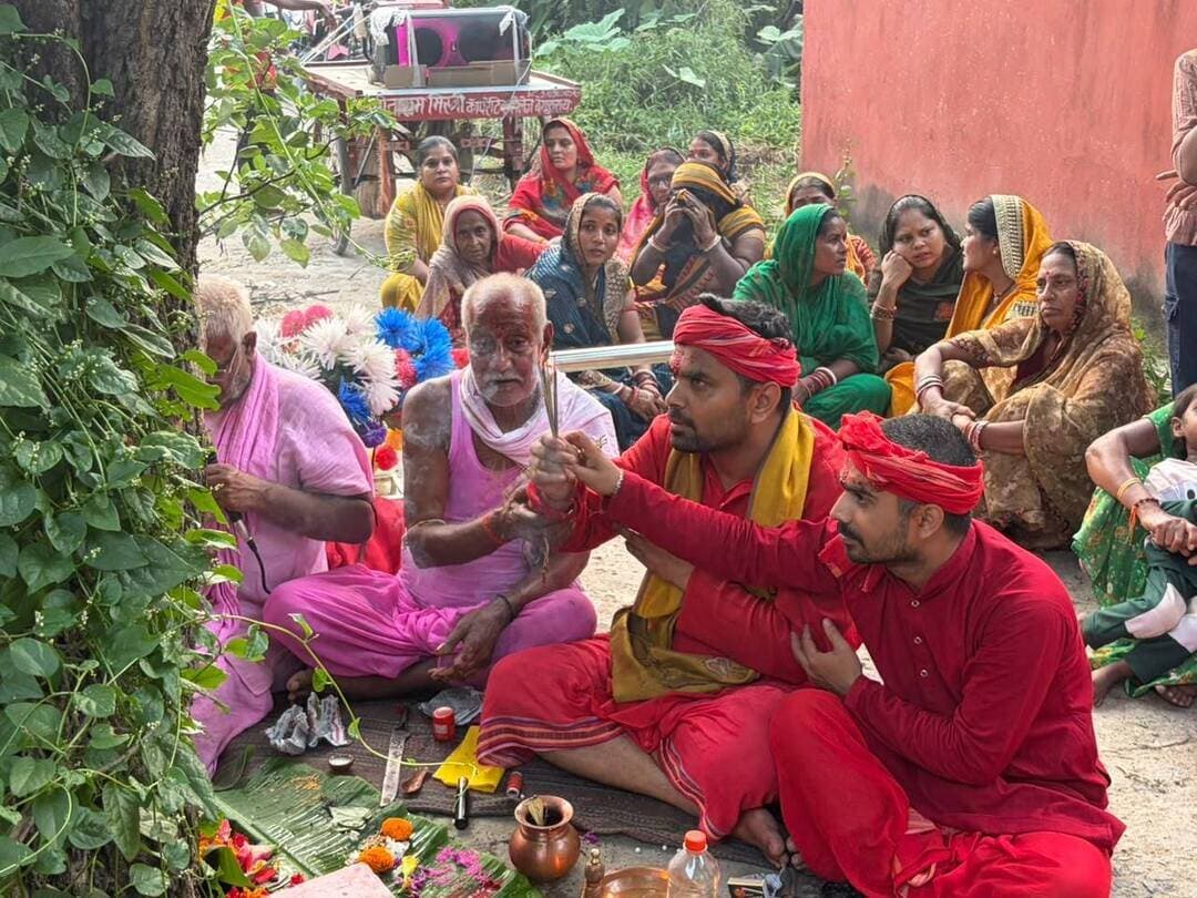 माँ को बेलवा निमंत्रण के लिए जाते मां दुर्गा पूजा समिति गोला बाजार #दलसिंहसराय की ओर से श्रद्धालु..
जिसमें मुख्य यजमान रामविलास शाह,उत्सव जायसवाल एवं सुमन कुमार पोद्दार ने बेलपेड़ का पूजा कर उन्हें आने का न्योता दिया। जिसमें माता के दर्जनों श्रद्धालु शामिल थे...