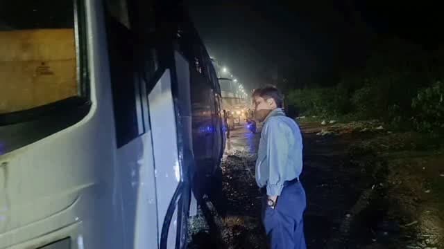 उन्नाव में बच्चों से भरी निजी बस में लगी आग, पुलिस ने 60 बच्चों समेत 63 लोगों को सुरक्षित निकाला,उन्नाव SSP जयप्रकाश सिंह ने घटनास्थल का किया निरीक्षण लिया जायजा
