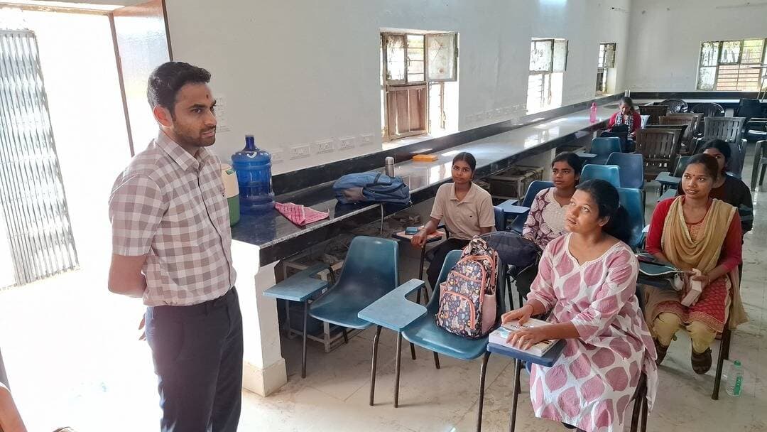 डीएम ने मुख्यमंत्री अभ्युदय कोचिंग का किया निरीक्षण, शिक्षण व्यवस्था का लिया जायजा
<nis:link nis:type=tag nis:id=देवरिया nis:value=देवरिया nis:enabled=true nis:link/>
जिलाधिकारी मधुसूदन हुल्गी ने पीएमश्री राजकीय इंटर कॉलेज, देवरिया में संचालित निःशुल्क मुख्यमंत्री अभ्युदय कोचिंग का निरीक्षण किया। इस दौरान उन्होंने कक्षाओं में चल रही पढ़ाई, शिक्षण व्यवस्था, विद्यार्थियों को उपलब्ध कराई जा रही सुविधाओं तथा कोचिंग के संचालन से जुड़ी अन्य व्यवस्थाओं का जायजा लिया।
जिलाधिकारी ने विद्यार्थियों को गुणवत्तापूर्ण शिक्षा उपलब्ध कराने, नियमित कक्षाओं का संचालन सुनिश्चित करने तथा प्रतियोगी परीक्षाओं की तैयारी के लिए बेहतर शैक्षणिक वातावरण बनाए रखने पर जोर दिया। उन्होंने संबंधित अधिकारियों को निर्देशित किया कि विद्यार्थियों को आवश्यक सुविधाएं उपलब्ध कराने के साथ ही शिक्षण व्यवस्था को प्रभावी बनाया जाए, ताकि अभ्युदय कोचिंग के माध्यम से अधिकाधिक विद्यार्थियों को प्रतियोगी परीक्षाओं की तैयारी में लाभ मिल सके।
जिलाधिकारी ने कोचिंग के संचालन में किसी भी प्रकार की लापरवाही न बरतने तथा विद्यार्थियों की आवश्यकताओं के अनुरूप व्यवस्थाएं सुनिश्चित करने के निर्देश दिए।
निरीक्षण के दौरान संबंधित विभागों के अधिकारी, कर्मचारी आदि उपस्थित रहे।