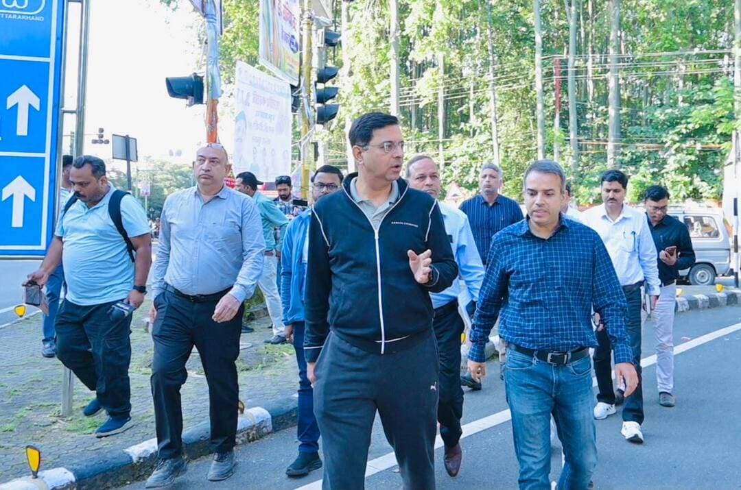 🚨देहरादून में सुबह 6 बजे सड़कों पर उतरे PWD सचिव, 18 अक्टूबर तक गड्ढामुक्त होंगी प्रदेश की सड़कें
देहरादून। मुख्यमंत्री पुष्कर सिंह धामी के निर्देशों के बाद लोक निर्माण विभाग ने सड़कों को गड्ढामुक्त बनाने के अभियान में तेजी तेज कर दी है। इसी क्रम में शनिवार सुबह 6 बजे सचिव लोक निर्माण विभाग पंकज कुमार पांडेय ने देहरादून के प्रमुख मार्गों का स्थलीय निरीक्षण कर सड़क सुधार कार्यों की हकीकत परखी।
निरीक्षण के दौरान उन्होंने कालीदास रोड टर्न से लेकर कैनाल रोड, नागल, मसूरी डायवर्जन, सहस्रधारा तिराहा, लाडपुर, जोगीवाला, रिस्पना पुल, घंटाघर, चकराता रोड और गढ़ी कैंट समेत कई प्रमुख क्षेत्रों में सड़कों की स्थिति का जायजा लिया। उन्होंने अधिकारियों से कार्यों की प्रगति की जानकारी लेते हुए गड्ढा भरान और सड़क सुधार के काम निर्धारित समयसीमा में पूरा करने के निर्देश दिए।
सचिव पंकज कुमार पांडेय ने स्पष्ट किया कि प्रदेश की सभी सड़कों को 18 अक्टूबर 2026 तक गड्ढामुक्त बनाने का लक्ष्य रखा गया है। उन्होंने अधिकारियों को कार्यों में तेजी लाने और सड़कों की स्थिति सुधारने के लिए प्राथमिकता के आधार पर कार्रवाई सुनिश्चित करने को कहा।
उन्होंने कहा कि सड़क सुधार कार्यों को समय पर पूरा करने से आमजन को आवागमन में सुविधा मिलेगी और सड़क सुरक्षा भी बेहतर होगी। निरीक्षण के दौरान लोक निर्माण विभाग के वरिष्ठ अभियंता और अन्य अधिकारी मौजूद रहे।