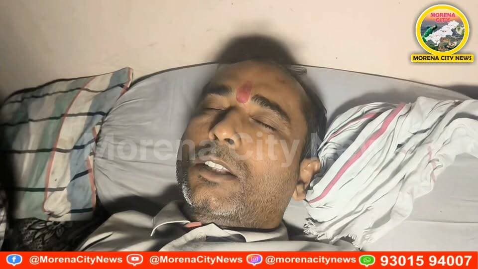 जनपद में भ्रष्टाचार के विरोध में अनशन कर रहे सदस्य की तबीयत बिगड़ी, जिला अस्पताल रेफर
जौरा। जनपद पंचायत में कथित भ्रष्टाचार के विरोध में जनपद कार्यालय के बाहर टेंट लगाकर आमरण अनशन कर रहे जनपद सदस्यों में से एक की आधी रात अचानक तबीयत बिगड़ गई। वार्ड क्रमांक 19 की जनपद सदस्य नीतू सिकरवार के पति ओमप्रकाश सिकरवार की हालत बिगड़ने पर प्रशासन ने मेडिकल टीम बुलाकर जांच कराई। जांच में उनका ब्लड प्रेशर और शुगर तेजी से गिरने की जानकारी सामने आई। इसके बाद उन्हें पहले जौरा अस्पताल ले जाया गया, जहां से हालत को देखते हुए जिला अस्पताल मुरैना रेफर कर दिया गया।
13 अक्टूबर से जारी है धरना-प्रदर्शन
जौरा जनपद पंचायत में कथित भ्रष्टाचार के विरोध में 13 जनपद सदस्य 13 अक्टूबर से जनपद कार्यालय के बाहर धरना-प्रदर्शन कर रहे हैं। इनमें मुवीन खान, सोनू निगम और ओमप्रकाश सिकरवार आमरण अनशन पर बैठे हैं। आंदोलन के चौथे दिन ओमप्रकाश सिकरवार की तबीयत बिगड़ने से प्रदर्शनकारियों की चिंता बढ़ गई।
आधी रात बुलानी पड़ी मेडिकल टीम
जानकारी के अनुसार, आधी रात ओमप्रकाश सिकरवार की तबीयत अचानक खराब हो गई। इसकी सूचना मिलने पर नायब तहसीलदार राकेश कुलश्रेष्ठ ने मेडिकल टीम को मौके पर बुलाया। चिकित्सकीय जांच के दौरान उनका ब्लड प्रेशर और शुगर तेजी से गिरने की बात सामने आई। इसके बाद उन्हें उपचार के लिए जौरा अस्पताल पहुंचाया गया। प्राथमिक उपचार के बाद चिकित्सकों ने उन्हें जिला अस्पताल मुरैना रेफर कर दिया।
नायब तहसीलदार ने की पुष्टि
नायब तहसीलदार राकेश कुलश्रेष्ठ ने बताया कि आमरण अनशन पर बैठे ओमप्रकाश सिकरवार की तबीयत बिगड़ने पर मेडिकल टीम से जांच कराई गई थी। इसके बाद उन्हें जौरा से जिला अस्पताल मुरैना रेफर किया गया।
जनपद पंचायत में कथित भ्रष्टाचार के विरोध में शुरू हुआ आंदोलन चौथे दिन भी जारी है। एक अनशनकारी की तबीयत बिगड़ने के बाद अब आंदोलनकारियों की मांगों के साथ-साथ उनके स्वास्थ्य को लेकर भी चिंता बढ़ गई है।
#morena #मुरैना #जौरा