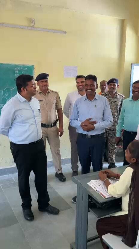 मुख्यमंत्री जनविश्वास अभियान: कलेक्टर अर्पित वर्मा का औचक निरीक्षण, स्कूल में छात्रा को किया प्रेरित, बच्चों के साथ चखा मध्याह्न भोजन
शिवपुरी। मुख्यमंत्री जनविश्वास अभियान के तहत कलेक्टर एवं जिला मजिस्ट्रेट अर्पित वर्मा ने 16 अक्टूबर को भीमपुर और गोपलिया गांव का दौरा कर शासकीय संस्थाओं की व्यवस्थाओं का औचक निरीक्षण किया। इस दौरान उन्होंने स्कूलों, उप स्वास्थ्य केंद्र और शासकीय उचित मूल्य की राशन दुकान का जायजा लिया। कलेक्टर ने अधिकारियों एवं संबंधित कर्मचारियों को व्यवस्थाएं बेहतर बनाए रखने के निर्देश दिए।
छात्रा ने पूछा- कलेक्टर कैसे बने? कलेक्टर ने दिया सफलता का मंत्र
कलेक्टर अर्पित वर्मा ने सबसे पहले शासकीय हाई स्कूल भीमपुर का निरीक्षण किया। इस दौरान कक्षा 10वीं की एक छात्रा ने उनसे जिज्ञासावश सवाल किया कि सर, आप कलेक्टर कैसे बने? छात्रा के सवाल पर कलेक्टर ने उसे स्नेहपूर्वक मार्गदर्शन देते हुए प्रशासनिक सेवा में जाने के लिए मेहनत, लगन और पढ़ाई के महत्व को समझाया।
उन्होंने विद्यार्थियों को कक्षा 10वीं और 12वीं में मन लगाकर पढ़ाई करने तथा अपनी बुनियादी शिक्षा मजबूत बनाने के लिए प्रेरित किया। इसके बाद कलेक्टर ने विद्यालय परिसर में पौधारोपण कर पर्यावरण संरक्षण का संदेश भी दिया।
गोपलिया के उप स्वास्थ्य केंद्र में देखीं स्वास्थ्य सुविधाएं
ग्रामीण दौरे के दौरान कलेक्टर ने गोपलिया स्थित उप स्वास्थ्य केंद्र (आयुष्मान आरोग्य मंदिर) का निरीक्षण किया। उन्होंने ओपीडी व्यवस्था, मरीजों की उपस्थिति, रिकॉर्ड संधारण और परिसर की साफ-सफाई की स्थिति का जायजा लिया। साथ ही स्वास्थ्य सेवाओं को और बेहतर बनाने के निर्देश दिए, ताकि ग्रामीणों को स्थानीय स्तर पर बेहतर चिकित्सा सुविधाएं मिल सकें।
बच्चों के लिए बनने वाले मध्याह्न भोजन की गुणवत्ता परखी
कलेक्टर अर्पित वर्मा ने शासकीय प्राथमिक विद्यालय गोपलिया का भी निरीक्षण किया। यहां उन्होंने रसोई कक्ष में भोजन तैयार करने की व्यवस्था देखी। बच्चों को दिए जाने वाले मध्याह्न भोजन की गुणवत्ता की जांच करने के लिए उन्होंने स्वयं भोजन चखकर उसकी गुणवत्ता परखी।
महिला स्व-सहायता समूह के कार्यों की सराहना
निरीक्षण के दौरान कलेक्टर गोपलिया की शासकीय उचित मूल्य की राशन दुकान भी पहुंचे। इस दुकान का संचालन स्व-सहायता समूह की महिलाओं द्वारा किया जा रहा है। दुकान की व्यवस्थित एवं सुचारू कार्यप्रणाली देखकर कलेक्टर ने महिलाओं के प्रयासों की सराहना की।
उन्होंने महिला स्व-सहायता समूह द्वारा किए जा रहे कार्यों को महिला सशक्तिकरण का उत्कृष्ट उदाहरण बताया। समूह की महिलाओं ने भी कलेक्टर का स्वागत किया और आगे भी बेहतर ढंग से कार्य करने की प्रतिबद्धता जताई।
जमीनी व्यवस्थाओं की पड़ताल पर जोर
मुख्यमंत्री जनविश्वास अभियान के तहत किए गए इस दौरे के दौरान कलेक्टर ने शिक्षा, स्वास्थ्य, पोषण और सार्वजनिक वितरण प्रणाली से जुड़ी व्यवस्थाओं का जायजा लिया। औचक निरीक्षण का उद्देश्य शासकीय योजनाओं एवं सेवाओं की वास्तविक स्थिति का आकलन करना और ग्रामीण क्षेत्रों में आमजन को बेहतर सुविधाएं उपलब्ध कराना रहा।
P.NEWZ INDIA
पत्रकार राम मनोहर मिश्रा
शिवपुरी | 17 अक्टूबर 2026