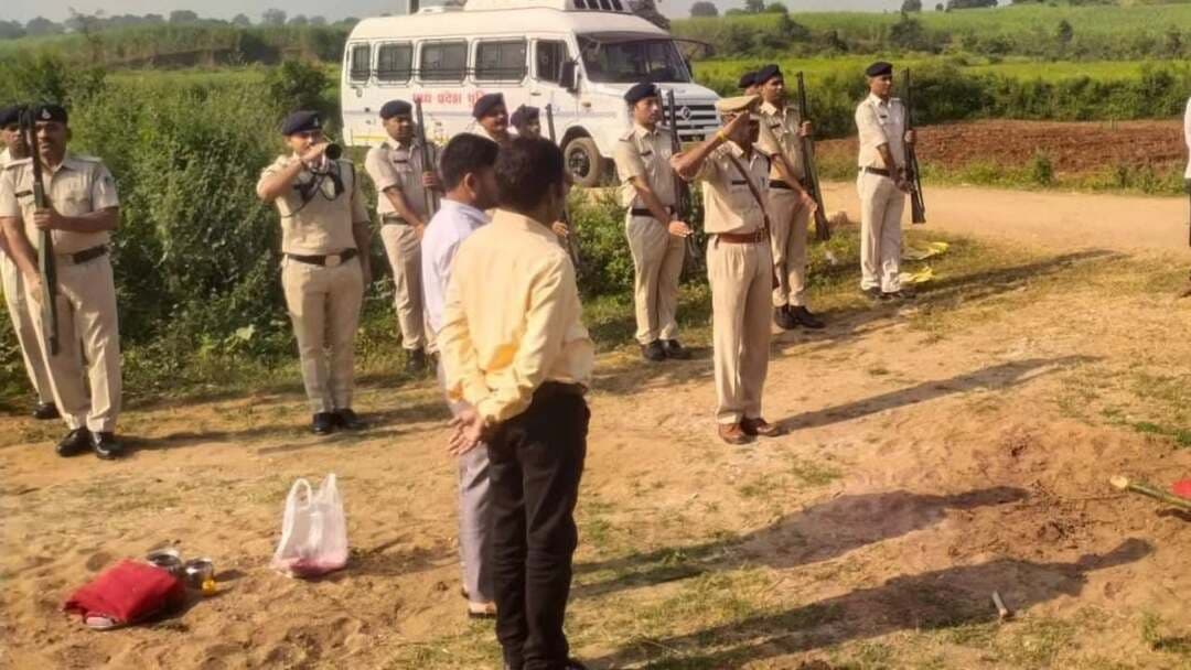 श्रीमती बिलाश टांटी शर्मा के अंगदान से तीन लोगों को मिला जीवन का अनमोल उपहार : मुख्यमंत्री डॉ. यादव
नर्मदापुरम जिले में बनखेड़ी के ग्राम खापा खुर्द की निवासी स्व. श्रीमती शर्मा
पैतृक गांव में मध्यप्रदेश पुलिस द्वारा दिया गया गार्ड ऑफ ऑनर
मुख्यमंत्री डॉ. मोहन यादव ने कहा है कि श्रीमती बिलाश टांटी शर्मा (शिवानी) के एम्स, भोपाल में अंगदान से तीन लोगों को जीवन का अनमोल उपहार मिला है। उल्लेखनीय है कि नर्मदापुरम जिले में बनखेड़ी के ग्राम खापा खुर्द निवासी श्रीमती शर्मा सड़क दुर्घटना में ब्रेन डेड हुईं थीं। मुख्यमंत्री डॉ. यादव ने अपने संदेश में कहा कि असहनीय दुःख की घड़ी में उनके परिजन ने अंगदान का निर्णय लेकर मानवता, संवेदनशीलता और परोपकार की ऐसी मिसाल पेश की, जो सभी को प्रेरित करेगी। राज्य शासन के निर्णय अनुसार श्रीमती शिवानी के पैतृक गांव में मध्यप्रदेश पुलिस द्वारा गार्ड ऑफ ऑनर देकर उन्हें सम्मानित किया गया।
ग्रामीण क्षेत्रों में भी बढ़ रही है अंगदान के प्रति जागरुकता
मुख्यमंत्री डॉ. यादव ने कहा कि यह पहल दर्शाती है कि अंगदान के प्रति जागरूकता अब ग्रामीण क्षेत्रों में भी सकारात्मक बदलाव ला रही है। समाज में जीवन बचाने के इस पुनीत कार्य के प्रति संवेदनशीलता बढ़ रही है। श्रीमती शिवानी का यह महादान तीन परिवारों के जीवन में नई उम्मीद बनकर आया है। उनका योगदान मानवता के लिए सदैव स्मरणीय रहेगा।
#narmadapuram @CMMadhyaPradesh @DrMohanYadav51 @JansamparkMP