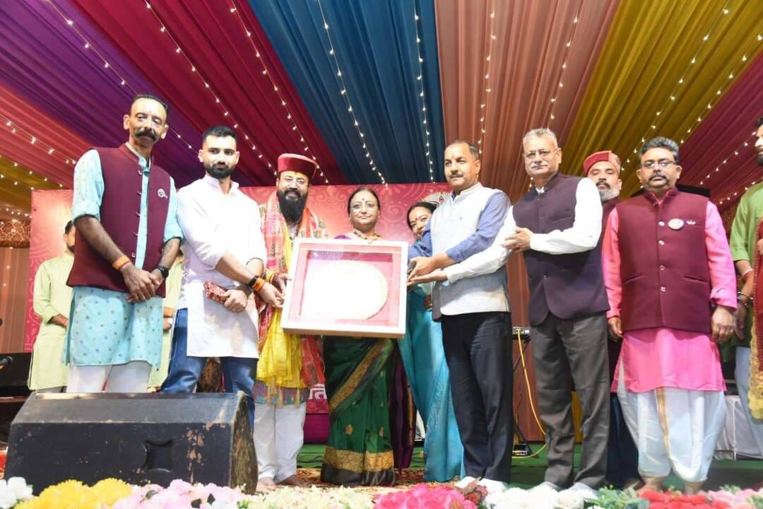 *बिलासपुर।*
बिलासपुर के आराध्य देव बाबा नाहर सिंह जी मंदिर परिसर में चल रहे "शारदोत्सव दुर्गा पूजा" में विशाल भजन संध्या का आयोजन किया गया। जिसमें प्रसिद्ध भजन गायक अभिषेक सोनी ने अपनी सुरीली आवाज से महामाई का गुणगान किया और भक्तों को खूब झुमाया। इस दौरान दुर्गा पूजा समिति की संस्थापिका डॉ. मल्लिका नड्डा, सदर विधायक त्रिलोक जमवाल एवं समाजसेवी हरीश नड्डा विशेष रूप से उपस्थित रहे।
भजन संध्या का आगाज गायक महेश बंसल ने गणपति वंदना से किया। इसके बाद मंच पर आए भजन गायक अभिषेक सोनी ने गुरु वंदना सतगुरु मेरे कलम हाथ तेरे से शुरुआत करते हुए तैनू कित्थे मैं बैठावा, आओ मात जी त्वाड़ा मंदर सजाया है, नैन तेरे मां नैना देवी, मां मेरी लाडलिए, दिल फुलां दा बनाया मेरी मां, न रोल माइए, श्री राम जानकी बैठे हैं मेरे सीने में, कीजो केसरी के लाल मेरा छोटा सा ये काम, नाम मेरी राधा रानी का, पितला री बाल्टीए, अखियां ला बैठी हारा वाले दे नाल एवं बइयां पकड़ लो मेरी हो मैं तां कृष्णा तेरी हो जैसे एक से बढ़कर एक भजन प्रस्तुत किए, जिन्हें सुनकर पूरा पंडाल झूम उठा।
वहीं, डॉ. मल्लिका नड्डा ने भजन गायक अभिषेक सोनी को हिमाचली टोपी, माता रानी की चुनरी एवं स्मृति चिन्ह देकर सम्मानित किया। साथ ही उनकी पूरी टीम को भी माता की चुनरी से नवाजा। इस अवसर नगर परिषद अध्यक्ष जमना देवी, स्वतंत्र संख्यान, कमल गौतम, स्वदेश ठाकुर, चमन गुप्ता, मोहित संख्यान, अभिषेक मिश्रा, सुनील राणा सहित कई गणमान्य लोग उपस्थित रहे।