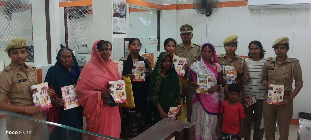 #मिशन शक्ति फेज-6.0 के तहत महिलाओं और बालिकाओं को किया जागरूक, हेल्पलाइन नंबरों की दी जानकारी
महिला चौपालों का आयोजन कर बांटे गए पंपलेट, #गुड टच-#बैड टच और साइबर सुरक्षा के प्रति किया गया जागरूक
#बलिया
मिशन शक्ति अभियान फेज-6.0 के तहत बलिया पुलिस द्वारा जनपद के विभिन्न थाना क्षेत्रों में महिला चौपालों का आयोजन कर महिलाओं और बालिकाओं को सुरक्षा, अधिकारों तथा महिला सशक्तिकरण से जुड़ी योजनाओं के प्रति जागरूक किया गया। इस दौरान पंपलेट वितरित कर विभिन्न हेल्पलाइन नंबरों की जानकारी भी दी गई।
पुलिस अधीक्षक डॉ. ईरज राजा के निर्देश पर सभी थानों की महिला सुरक्षा दलों और एंटी रोमियो टीमों द्वारा विद्यालयों, कस्बों, गांवों, ग्राम पंचायतों, बाजारों, मंदिरों और अन्य सार्वजनिक स्थलों पर जागरूकता अभियान चलाया गया। महिला चौपालों में महिलाओं और बालिकाओं को अपने अधिकारों के प्रति सजग रहने, आत्मसम्मान बनाए रखने तथा किसी भी प्रकार की परेशानी होने पर तत्काल पुलिस से संपर्क करने की जानकारी दी गई।
अभियान के दौरान बालिकाओं को गुड टच-बैड टच के बारे में समझाया गया। उन्हें बताया गया कि यदि किसी परिचित या अपरिचित व्यक्ति के व्यवहार अथवा स्पर्श से असहज महसूस हो तो तत्काल वहां से हटकर अपने अभिभावक, शिक्षिका या पुलिस को इसकी जानकारी दें। साथ ही सोशल मीडिया का सावधानीपूर्वक इस्तेमाल करने और साइबर अपराध से बचाव के उपाय भी बताए गए।
महिला सुरक्षा दलों ने वीमेन पावर लाइन 1090, महिला हेल्पलाइन 181, पुलिस आपात सेवा 112, मुख्यमंत्री हेल्पलाइन 1076, स्वास्थ्य सेवा 102, एंबुलेंस सेवा 108 और साइबर हेल्पलाइन 1930 के बारे में जानकारी दी। इसके अलावा मुख्यमंत्री कन्या सुमंगला योजना, निराश्रित महिला पेंशन योजना, मुख्यमंत्री सामूहिक विवाह योजना, बेटी बचाओ-बेटी पढ़ाओ, प्रधानमंत्री उज्ज्वला योजना और आयुष्मान भारत योजना सहित अन्य कल्याणकारी योजनाओं के बारे में बताया गया।
वहीं, एंटी रोमियो टीमों ने धार्मिक स्थलों, कोचिंग सेंटरों, पार्कों, विद्यालयों के आसपास और भीड़भाड़ वाले क्षेत्रों में अनावश्यक रूप से घूम रहे संदिग्ध व्यक्तियों से पूछताछ की। आवश्यकतानुसार चेतावनी देते हुए नियमानुसार कार्रवाई भी की गई।
बलिया पुलिस के अनुसार, मिशन शक्ति फेज-6.0 के तहत चलाए जा रहे इस अभियान का उद्देश्य महिलाओं और बालिकाओं को सुरक्षित वातावरण उपलब्ध कराने, उन्हें अपने अधिकारों के प्रति जागरूक करने तथा महिला सुरक्षा के प्रति समाज में सकारात्मक माहौल बनाना है।
#BalliaPolice #MissionShakti #MissionShaktiPhase6 #महिलासुरक्षा #महिलासशक्तिकरण #बलियापुलिस #साइबरसुरक्षा #एंटीरोमियोटीम