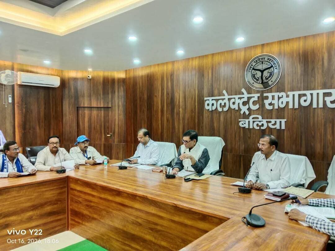 #मतदाता सूची का अंतिम प्रकाशन 4 जनवरी 2027 को, डीएम ने राजनीतिक दलों के साथ की बैठक
12 नवंबर से 11 दिसंबर तक दर्ज होंगे दावे और आपत्तियां, 1200 से अधिक मतदाताओं वाले बूथों पर नया बूथ बनाने के निर्देश
#बलिया। अर्हता तिथि 1 जनवरी 2027 के आधार पर विधानसभा निर्वाचन क्षेत्रों की निर्वाचक नामावली के विशेष संक्षिप्त पुनरीक्षण और मतदेय स्थलों के सम्भाजन को लेकर शुक्रवार को कलेक्ट्रेट सभागार में बैठक हुई। जिला निर्वाचन अधिकारी ज्ञानेंद्र सिंह की अध्यक्षता में आयोजित बैठक में राजनीतिक दलों के प्रतिनिधियों के साथ निर्वाचन संबंधी तैयारियों पर चर्चा की गई। इस दौरान मतदाता सूची पुनरीक्षण की समय-सारिणी निर्धारित की गई।
निर्धारित कार्यक्रम के अनुसार, मतदेय स्थलों का सम्भाजन एवं पुनर्स्थापन दो नवंबर तक पूरा किया जाएगा। निर्वाचक नामावली का प्रारूप प्रकाशन 12 नवंबर तक होगा। इसके बाद 12 नवंबर से 11 दिसंबर तक दावे और आपत्तियां प्राप्त की जाएंगी। इनका निस्तारण 28 दिसंबर तक किया जाएगा, जबकि मतदाता सूची का अंतिम प्रकाशन चार जनवरी 2027 को निर्धारित है।
जिला निर्वाचन अधिकारी ने बताया कि नए मतदाताओं, विशेषकर 18 से 20 वर्ष आयु वर्ग के युवाओं के नाम मतदाता सूची में शामिल कराने के लिए 17 से 24 अक्टूबर तक विशेष कैंप आयोजित किए जा रहे हैं। उन्होंने संबंधित अधिकारियों को पात्र युवाओं का नाम सूची में शामिल कराने के लिए आवश्यक कार्रवाई सुनिश्चित करने के निर्देश दिए।
बैठक में मतदेय स्थलों पर मतदाताओं की संख्या की समीक्षा भी की गई। निर्देश दिया गया कि जिन बूथों पर 1200 से अधिक मतदाता हैं, वहां नया बूथ बनाने की व्यवस्था की जाए। इसके साथ ही सभी बूथों का भौतिक सत्यापन कराने पर जोर दिया गया। सत्यापन के दौरान मतदान केंद्र, मतदेय स्थल, मतदाताओं की संख्या, जेंडर रेशियो और ईपी रेशियो से संबंधित जानकारी जुटाई जाएगी।
जिला निर्वाचन अधिकारी ने निर्वाचन संबंधी सभी कार्य निर्धारित समय-सीमा के भीतर पूरा करने के निर्देश दिए, ताकि मतदाता सूची पुनरीक्षण की प्रक्रिया व्यवस्थित ढंग से संपन्न हो सके। बैठक में मुख्य विकास अधिकारी आलोक कुमार सहित विभिन्न राजनीतिक दलों के प्रतिनिधि उपस्थित रहे।