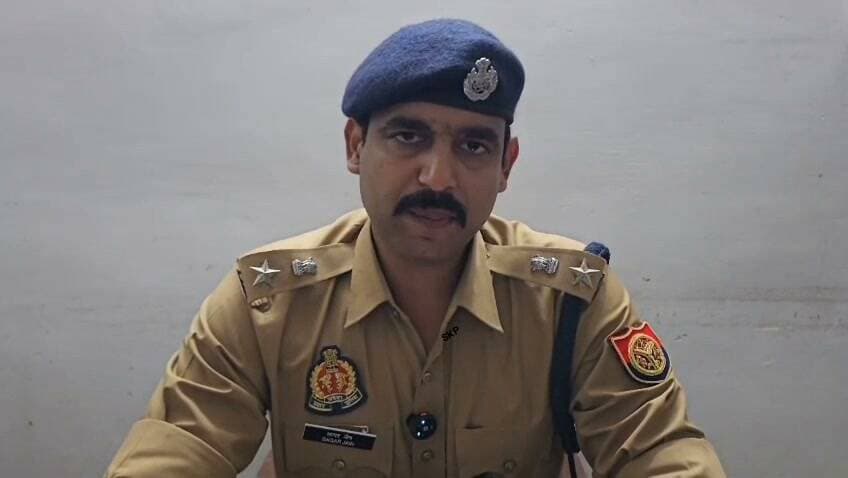 # प्रयागराज में अधिवक्ता सतीश चंद्र श्रीवास्तव हत्याकांड: दो आरोपी गिरफ्तार, परिजनों ने रखीं कई मांगें
**प्रयागराज।** अधिवक्ता सतीश चंद्र श्रीवास्तव की गोली मारकर हत्या के मामले में पुलिस ने कार्रवाई करते हुए मुख्य आरोपी देवेंद्र नाथ मिश्रा और उसके बेटे नृपेंद्र मिश्रा को गिरफ्तार कर जेल भेज दिया है। वहीं, देवेंद्र के दूसरे बेटे अमरेंद्र मिश्रा और उसकी पत्नी शैल मिश्रा की तलाश जारी है। घटना में शामिल बताए जा रहे 10 अन्य अज्ञात आरोपियों की पहचान करने में भी पुलिस जुटी हुई है।
### मुआवजा, बेटियों को नौकरी और सुरक्षा की मांग
पोस्टमार्टम के बाद शुक्रवार को परिजन शव लेकर घर पहुंचे। इस दौरान अपनी मांगों को लेकर करीब चार घंटे तक शव नहीं उठाया गया। परिजनों ने एक लाख रुपये मुआवजा, मृतक की दोनों बेटियों को सरकारी नौकरी, परिवार को आजीवन सुरक्षा और आरोपियों के घर पर बुलडोजर चलाने की मांग उठाई। इसके साथ ही मामले में क्रॉस एफआईआर दर्ज नहीं करने की मांग भी रखी।
### पत्नी ने बेटियों के भविष्य को लेकर जताई चिंता
मृतक की पत्नी वर्षा श्रीवास्तव ने अधिकारियों के सामने परिवार की आर्थिक स्थिति और बेटियों के भविष्य को लेकर चिंता जाहिर की। उन्होंने बताया कि उनके पति ही परिवार के इकलौते कमाने वाले सदस्य थे। उनके निधन के बाद परिवार के भरण-पोषण और बेटियों की शादी की जिम्मेदारी को लेकर चिंता बनी हुई है। उन्होंने परिवार की सुरक्षा सुनिश्चित करने की भी मांग की।
### अधिकारियों के आश्वासन पर अंतिम संस्कार के लिए राजी हुए परिजन
मामले को लेकर पुलिस और प्रशासन के अधिकारी लगातार परिजनों को समझाते रहे। डीसीपी सिटी सागर जैन के अनुसार, दो आरोपियों की गिरफ्तारी हो चुकी है, जबकि अन्य आरोपियों की तलाश जारी है। अधिकारियों की ओर से उचित कार्रवाई का आश्वासन मिलने के बाद शाम करीब 6:30 बजे परिजन मान गए और शव को अंतिम संस्कार के लिए ले गए।
### अन्य आरोपियों की भूमिका की जांच जारी
पुलिस उपलब्ध साक्ष्यों और घटना से जुड़े फुटेज के आधार पर मामले की जांच कर रही है। साथ ही, घटना में शामिल अन्य लोगों की भूमिका की पड़ताल की जा रही है। परिजनों की मांगों और मामले में आगे होने वाली पुलिस कार्रवाई पर भी सबकी नजर बनी हुई है।