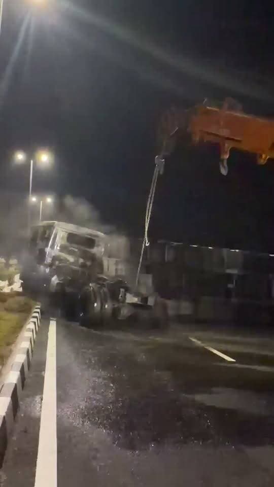 🚨 कोटा की तरफ आ रहे सोयाबीन से भरे ट्रक में लगी आग, आगे का हिस्सा और टायर जले!
कोटा। सोयाबीन से भरा एक ट्रक कोटा की ओर आ रहा था, तभी ट्रक के अगले हिस्से में अचानक आग लग गई। आग से ट्रक की आगे की बॉडी और टायर जल गए। राहत की बात यह रही कि ड्राइवर और खलासी सुरक्षित हैं। ट्रक में भरी सोयाबीन को ज्यादा नुकसान नहीं हुआ।
मौके पर आग बुझाने के लिए सीएफसीएल की गाड़ी को भी बुलाया गया। आग लगने के कारणों की जानकारी सामने आना बाकी है।
✍️ जर्नलिस्ट मंगल सिंह हाडा
#Kota #KotaNews #BreakingNews #TruckFire #RajasthanNews #MangalSinghHada