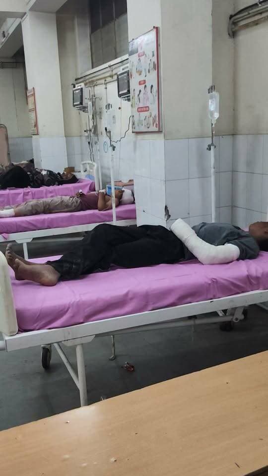 🚨 कैसे हुआ भीषण बस हादसा? बस में सवार यात्री से सुनिए हादसे की पूरी कहानी!
💔 हादसे में 8 लोगों की मौत की सूचना है, जबकि कई लोगों के घायल होने की खबर सामने आ रही है।
आखिर हादसा कैसे हुआ? बस में सवार यात्री ने क्या बताया? सुनिए पूरी कहानी, यात्री की जुबानी।
#BusAccident #BreakingNews #RajasthanNews #MangalSinghHada