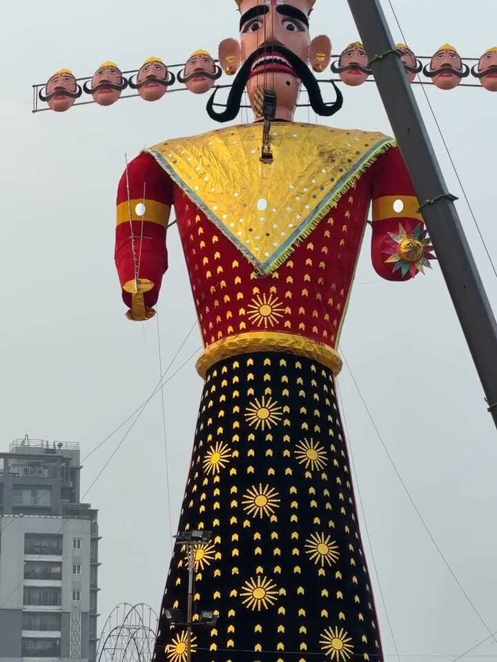 कोटा दशहरा मेले में रावण दहन की तैयारियां तेज, विजयदशमी पर जलेगा बुराई का प्रतीक! 🔥
कोटा। 133वें राष्ट्रीय दशहरा मेले में विजयदशमी के अवसर पर रावण दहन की तैयारियां की जा रही हैं। इस दौरान रावण, मेघनाद और कुंभकरण के विशाल पुतलों का दहन किया जाएगा। दशानन के दहन के साथ बुराई पर अच्छाई की जीत का संदेश दिया जाएगा। मेले में इस पारंपरिक आयोजन को लेकर लोगों में उत्साह बना हुआ है।
✍️ जर्नलिस्ट मंगल सिंह हाडा
#Kota #KotaDussehra #RavanDahan #Vijayadashami #KotaNews