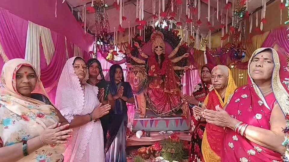 यमुनानगर क्षेत्र में सातवें दिन पूजी गईं मां कालरात्रि, पंडालों में उमड़ी श्रद्धालुओं की भीड़
#यमुनानगर / प्रयागराज। शारदीय नवरात्रि के सातवें दिन यमुनानगर में मां कालरात्रि की विधि-विधान से पूजा-अर्चना की गई। सुबह से ही विभिन्न दुर्गा पंडालों में भक्तों की भारी भीड़ उमड़ पड़ी।
फूलों और रंग-बिरंगी लाइटों से सजे मां के दरबार में ढोल-नगाड़ों के बीच जयकारे गूंजते रहे। पंडालों में हुई आरती के दौरान भक्तिमय माहौल देखने को मिला। श्रद्धालुओं ने मां कालरात्रि से सुख-समृद्धि और कष्टों से मुक्ति की कामना की।
#prayagraj #navratri