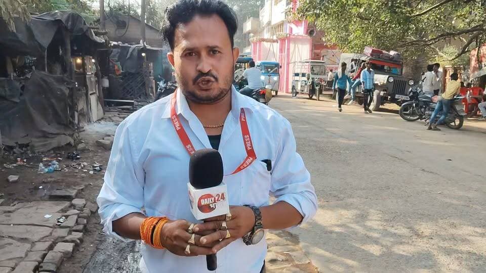 जनता की राय | विधानसभा चुनाव 2027 मऊ-मानिकपुर विधानसभा 237
उत्तर प्रदेश में विधानसभा चुनाव 2027 को लेकर सियासी सरगर्मियां तेज होने लगी हैं। इसी बीच चित्रकूट जिले की मऊ-मानिकपुर विधानसभा 237 सीट पर भी चर्चाओं का दौर शुरू हो गया है।
आखिर मानिकपुर की जनता के मन में क्या है? 2027 में कौन बनेगा विधायक? पुराना चेहरा या नया चेहरा?
विकास के मुद्दे पर कौन खरा उतर रहा है? मऊ-मानिकपुर विधानसभा क्षेत्र को विकास के मामले में सबसे ज्यादा किस चीज की जरूरत है? और आने वाले विधायक से जनता की सबसे बड़ी मांग क्या है?
इन तमाम सवालों के जवाब जानने के लिए Daily 24 Bharat के संवाददाता दिनेश सिंह कुशवाहा पहुंचे हैं ग्राउंड जीरो पर, जहां उन्होंने सीधे जनता के बीच पहुंचकर उनकी राय जानने की कोशिश की है।
तो आइए, सुनते हैं मानिकपुर की जनता क्या कहती है और 2027 के विधानसभा चुनाव को लेकर मतदाताओं की क्या है राय।
देखिए, यह खास ग्राउंड रिपोर्ट सिर्फ Daily 24 Bharat पर।#DineshSinghKushwaha #दिनेशसिंहकुशवाहा #दिनेशकुशवाहा #पत्रकारदिनेशसिंहकुशवाहा #News11IndiaTV #न्यूज़इलेवनइंडियाटीवी #SaraswatiDineshSinghKushwaha #SaraswatiDineshKushwaha #सरस्वतीदिनेशसिंहकुशवाहा #सरस्वतीदिनेशकुशवाहा #SaraswatiKushwaha #सरस्वतीकुशवाहा #HindiNews #ChitrakootNews #चित्रकूटसमाचार #Journalist #BreakingNews #NewsReporter #MediaNews #UPNews