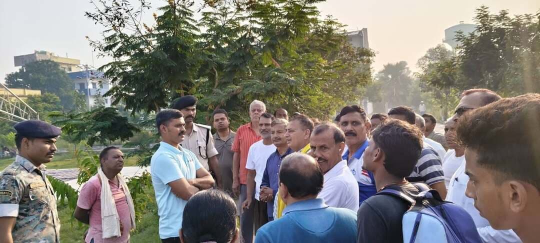 दशहरा पर्व को लेकर एसपी ने किया जनसंवाद, शांति और भाईचारा बनाए रखने की अपील
जहानाबाद :
आगामी दशहरा पर्व को शांतिपूर्ण एवं सौहार्दपूर्ण वातावरण में संपन्न कराने को लेकर शनिवार की सुबह पुलिस अधीक्षक, जहानाबाद ने नगर थाना क्षेत्र के स्पोर्ट्स कॉम्प्लेक्स सहित विभिन्न इलाकों का भ्रमण किया। इस दौरान उन्होंने आमजनों से जनसंवाद कर पर्व को आपसी भाईचारे और सद्भाव के साथ मनाने की अपील की।
एसपी ने लोगों से शांति एवं विधि-व्यवस्था बनाए रखने में पुलिस प्रशासन को सहयोग करने की अपील की। उन्होंने कहा कि पर्व के दौरान आपसी सौहार्द बनाए रखना सभी की जिम्मेदारी है। पुलिस प्रशासन पर्व को शांतिपूर्ण ढंग से संपन्न कराने के लिए सतर्क है। आमजनों से भी अपील की गई कि वे सामाजिक सद्भाव बनाए रखें और किसी भी परिस्थिति में शांति व्यवस्था प्रभावित न होने दें।