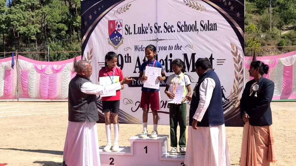 सेंट ल्यूक्स सीनियर सेकेंडरी स्कूल सोलन के 39वीं एथलेटिक मीट 'आर्मोनिया' (Armonia) में विजेताओं को सम्मानित करते हुए...
#solan #himachalpradesh