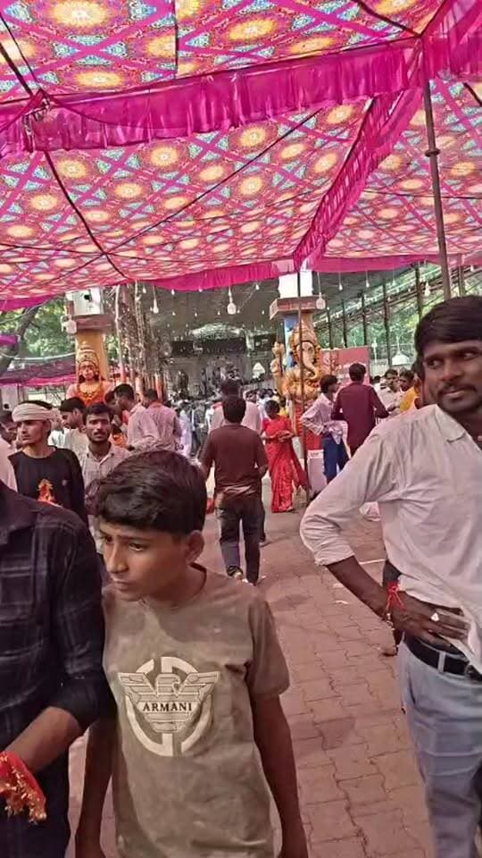 मैहर LIVE: शनिवार सुबह से माँ शारदा मंदिर में उमड़ा जनसैलाब, जयकारों से गूंजा धाम | Sidhi Media 24
Description:
जय माता दी!
आज 17 अक्टूबर 2026, शनिवार की सुबह से ही मैहर स्थित माँ शारदा मंदिर में भक्तों का भारी जनसैलाब उमड़ पड़ा है। नवरात्रि के पावन अवसर पर MP, UP, बिहार, छत्तीसगढ़ से हजारों श्रद्धालु दर्शन के लिए पहुंचे हैं। देखिए सीधा प्रसारण सिर्फ सिधी मीडिया 24 पर।
कमेंट में लिखें - जय माँ शारदा 🙏
वीडियो को शेयर करना न भूलें।
Hashtags:
#Maihar #MaaSharda #ShardaMataMandir #Navratri2026 #MaiharLive #jaimatadibolochallenge