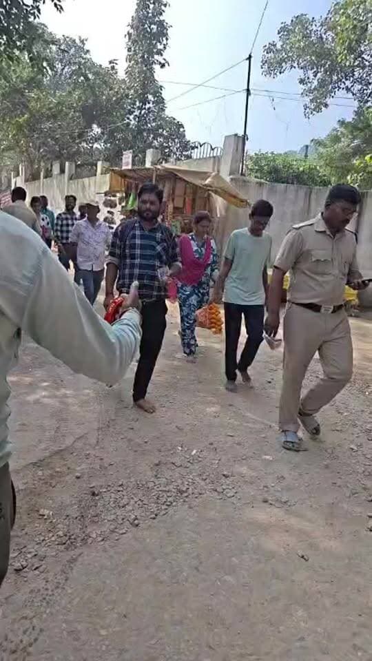 मैहर LIVE: शनिवार सुबह से माँ शारदा मंदिर में उमड़ा जनसैलाब, जयकारों से गूंजा धाम | Sidhi Media 24
Description:
जय माता दी!
आज 17 अक्टूबर 2026, शनिवार की सुबह से ही मैहर स्थित माँ शारदा मंदिर में भक्तों का भारी जनसैलाब उमड़ पड़ा है। नवरात्रि के पावन अवसर पर MP, UP, बिहार, छत्तीसगढ़ से हजारों श्रद्धालु दर्शन के लिए पहुंचे हैं। देखिए सीधा प्रसारण सिर्फ सिधी मीडिया 24 पर।
कमेंट में लिखें - जय माँ शारदा 🙏
वीडियो को शेयर करना न भूलें।
Hashtags:
#Maihar #MaaSharda #ShardaMataMandir #Navratri2026 #MaiharLive #JaiMataDi