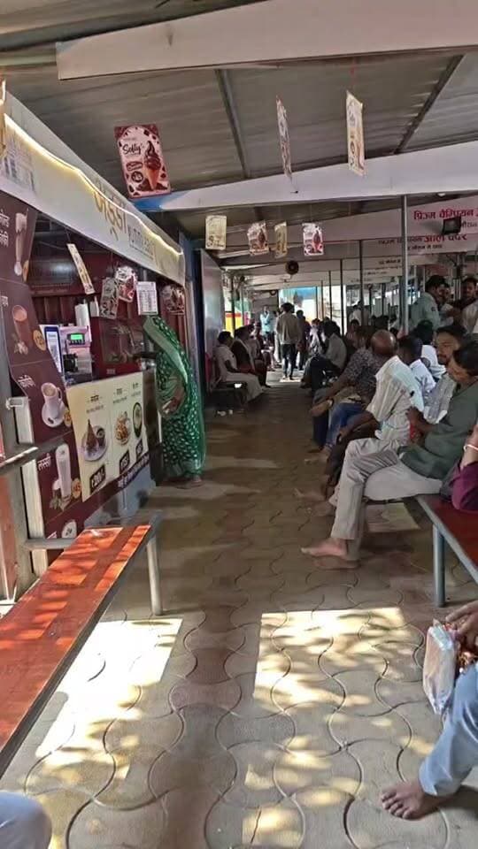 मैहर LIVE: शनिवार सुबह से माँ शारदा मंदिर में उमड़ा जनसैलाब, जयकारों से गूंजा धाम | Sidhi Media 24
Description:
जय माता दी!
आज 17 अक्टूबर 2026, शनिवार की सुबह से ही मैहर स्थित माँ शारदा मंदिर में भक्तों का भारी जनसैलाब उमड़ पड़ा है। नवरात्रि के पावन अवसर पर MP, UP, बिहार, छत्तीसगढ़ से हजारों श्रद्धालु दर्शन के लिए पहुंचे हैं। देखिए सीधा प्रसारण सिर्फ सिधी मीडिया 24 पर।
कमेंट में लिखें - जय माँ शारदा 🙏
वीडियो को शेयर करना न भूलें।
Hashtags:
#Maihar #MaaSharda #ShardaMataMandir #Navratri2026 #MaiharLive #JaiMataDi
