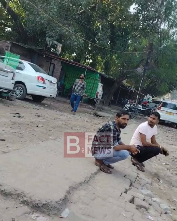 बहराइच: रोडवेज चौकी के चिराग तले अंधेरा! सरकारी बसें खाली, डग्गामार भर रहे फर्राटा!
सवारी के इंतजार में खड़ी रह जाती हैं सरकारी बसें, रोडवेज स्टैंड पर सुबह 5 बजे से लगता है अवैध 'टैक्सी मेला'
बहराइच में यातायात पुलिस की कार्रवाई बेअसर, बेखौफ दौड़ रहीं अवैध टैक्सियां
बहराइच के रोडवेज बस स्टैंड पर परिवहन विभाग की सरकारी बसें सवारियों के इंतजार में खड़ी रहती हैं, वहीं दूसरी ओर प्राइवेट और अवैध टैक्सी संचालक धड़ल्ले से सवारियां भरकर फर्राटा भर रहे हैं। हैरत की बात यह है कि यह सब चंद कदमों की दूरी पर बनी रोडवेज पुलिस चौकी के ठीक सामने हो रहा है।
सुबह के 5 बजते ही बहराइच रोडवेज बस स्टेशन के बाहर एक अलग ही नजारा देखने को मिलता है। यहां अवैध गाड़ियों का मेला लग जाता है। परिवहन विभाग की बसें डिपो में खड़ी रहकर सवारियों का इंतजार करती रह जाती हैं, लेकिन अवैध टैक्सी वाले बड़ी आसानी से सवारियों को अपनी गाड़ियों में बैठाकर पलक झपकते ही रफूचक्कर हो जाते हैं।
"बहराइच के इस रोडवेज बस स्टेशन पर नियम और कानून सिर्फ कागजों तक सीमित नजर आ रहे हैं। एक तरफ जहां उत्तर प्रदेश परिवहन विभाग को राजस्व का भारी नुकसान उठाना पड़ रहा है।
#everyonefollowers #everyonehighlights #everyoneactive #everyoneシ゚ #everyone #eveningvibes #follower #followerseveryone