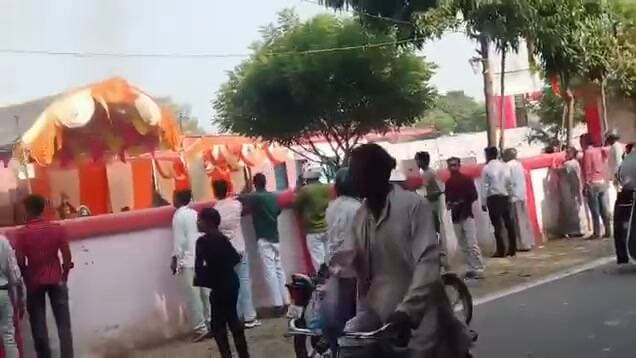 उमरीबेगमगंज में पुराने जमीनी विवाद का मामला
जमीनी विवाद में मारपीट, दुर्गा प्रतिमा पंडाल भी जला
पुलिस बता रही दिया गिरने से पंडाल मे लगी आग
आग से धू धू कर जला पंडाल और कुछ मूर्तियां
तो वहीं मारपीट में कई लोग हुए घायल
सूचना पर पुलिस ने घायलों को सीएचसी एडमिट कराया
इलाज के बाद तीन घायल जिला अस्पताल हुए रेफर
उमरीबेगमगंज के पहलवानपुरवा गांव का मामला
गांव में विमलेश प्रताप का रामदेव से पुराना विवाद
उमरी बेगमगंज पुलिस पूरे मामले की कर रही जांच