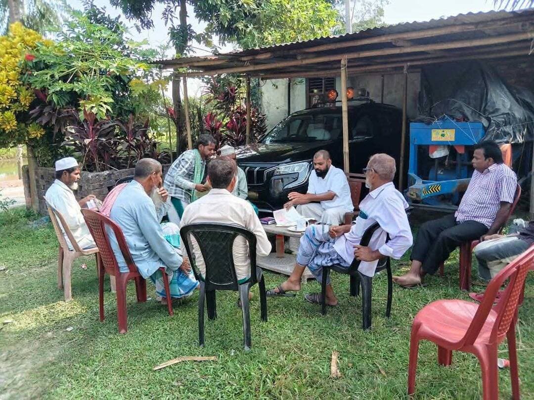 बिरवा आवास सह कार्यालय में जिला परिषद सदस्य ने सुनीं जनसमस्याएं
कोचाधामन। बिरवा आवास सह कार्यालय में जिला परिषद सदस्य इंजीनियर नासिक नदीर ने क्षेत्र से पहुंचे लोगों की समस्याएं सुनीं। इस दौरान उन्होंने आम जनता की विभिन्न शिकायतों और समस्याओं को गंभीरता से लेते हुए उनके समाधान की दिशा में पहल की। उन्होंने लोगों को आश्वस्त किया कि जनसमस्याओं का निराकरण उनकी प्राथमिकता है। जनता की सेवा और क्षेत्र का विकास ही उनका मुख्य उद्देश्य है।