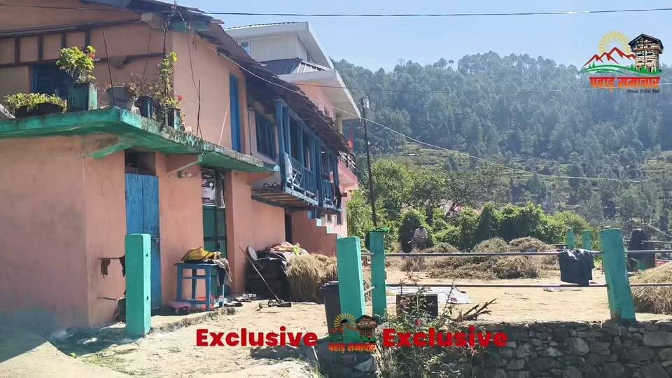 महावीर रवांल्टा: रवांई की माटी से साहित्य के आकाश तक...
उत्तराखंड के साहित्यकार महावीर रवांल्टा का साहित्य केवल पुस्तकों तक सीमित नहीं है, बल्कि इसमें पहाड़ का जनजीवन, सामाजिक बदलाव, लोकविश्वास, मानवीय संवेदनाएं और सांस्कृतिक विरासत भी समाहित है।
हिंदी साहित्य के साथ रवांल्टी भाषा और लोकसंस्कृति के संरक्षण में उनका योगदान उन्हें विशिष्ट पहचान देता है। साहित्य, रंगमंच और सार्वजनिक सेवा से जुड़ी उनकी यात्रा यह संदेश देती है कि अपनी भाषा और संस्कृति को सहेजना आने वाली पीढ़ियों के लिए एक महत्वपूर्ण जिम्मेदारी है।
महावीर रवांल्टा की लेखनी में पहाड़ केवल एक भूगोल नहीं, बल्कि जीवंत संस्कृति, संवेदनाओं और पहचान का संसार है।
#MahaveerRawanlta #Uttarakhand #pahadsamachar #RavlantiLanguage #PahadiSanskriti #UttarakhandLiterature #लोकसाहित्य #पहाड़कीपहचान
