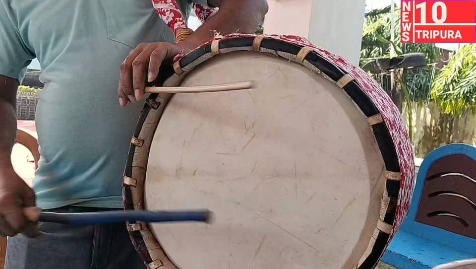অন্যান্য বছরের নেই এ বছরও রাজ্যের অর্থমন্ত্রী প্রণজিৎ সিংহ রায়ের বাড়িতে ১৬৫ তম দুর্গপুজো করা হচ্ছে।