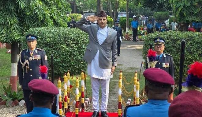 वीरगंज में मनाया गया 71वां नेपाल प्रहरी दिवस, अमर प्रहरी को दी गई श्रद्धांजलि
वीरगंज, नेपाल। नेपाल में 71वें नेपाल प्रहरी दिवस के अवसर पर वीरगंज में एक भव्य समारोह का आयोजन किया गया। “विपदा में साथी, संकट में आश्रय, प्रविधियुक्त नेपाल प्रहरी” के नारे के साथ नेपाल प्रहरी प्रदेश कार्यालय एवं पर्सा जिला प्रहरी कार्यालय के संयुक्त आयोजन में कार्यक्रम संपन्न हुआ।
समारोह के मुख्य अतिथि पर्सा जिले के प्रमुख जिला अधिकारी भोला दहाल ने अमर प्रहरी के प्रति सम्मान व्यक्त करते हुए मौन प्रार्थना की तथा पुष्पगुच्छ अर्पित कर श्रद्धांजलि दी।
कार्यक्रम में नेपाल प्रहरी प्रदेश प्रमुख वरिष्ठ पुलिस अधीक्षक कृष्ण बहादुर पल्ली मगर और पर्सा जिला प्रहरी प्रमुख पुलिस अधीक्षक पवन कुमार भट्टराई सहित अन्य गणमान्य लोग उपस्थित रहे। इस अवसर पर अमर प्रहरी के परिजनों, जिले के वरिष्ठ पूर्व पुलिसकर्मियों तथा समय-समय पर पुलिस को सहयोग प्रदान करने वाले विभिन्न महिला-पुरुषों और संघ-संस्थाओं के प्रतिनिधियों को दोशाला ओढ़ाकर, सम्मान-पत्र एवं पुरस्कार प्रदान कर सम्मानित किया गया।
समारोह की सफलता में योगदान देने वाले सभी प्रतिभागियों के प्रति प्रदेश प्रहरी प्रमुख कृष्ण बहादुर पल्ली मगर ने आभार व्यक्त किया। कार्यक्रम का संचालन प्रहरी निरीक्षक सोनी न्हेंहाफुकी ने किया।
समारोह में उद्योग एवं व्यवसाय जगत से जुड़े लोगों, चिकित्सकों, समाजसेवियों, संचारकर्मियों तथा समाज के विभिन्न क्षेत्रों के प्रतिनिधियों की गरिमामयी उपस्थिति रही। कार्यक्रम के माध्यम से नेपाल प्रहरी के योगदान, कर्तव्यनिष्ठा और जनसेवा के प्रति समर्पण को याद किया गया।
#नेपालप्रहरीदिवस #वीरगंज #पर्सा #नेपालप्रहरी #नेपालसमाचार #पुलिसदिवस #श्रद्धांजलि #जनसेवा