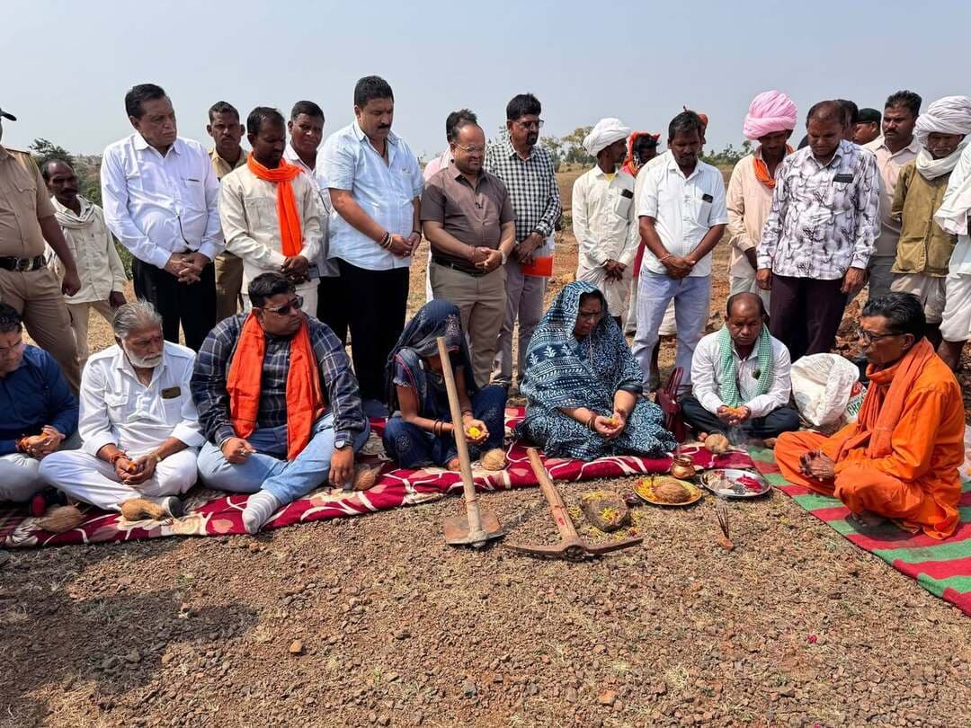 महिला एवं बाल विकास मंत्री सुश्री निर्मला भूरिया ने किया 145.71 लाख रुपये की लागत वाली मोकमपुरा तालाब योजना का भूमिपूजन
तालाब निर्माण से 120 हेक्टेयर क्षेत्र में मिलेगी सिंचाई सुविधा, ग्राम मोकमपुरा के 163 जनजातीय कृषक होंगे लाभान्वित
किसानों को सिंचाई की बेहतर सुविधाएं उपलब्ध कराना प्रदेश सरकार की प्राथमिकता – मंत्री सुश्री भूरिया
महिला एवं बाल विकास विभाग मंत्री सुश्री निर्मला भूरिया के मुख्य आतिथ्य में शनिवार को जिले के विकासखंड रामा अंतर्गत मोकमपुरा तालाब योजना का विधिवत भूमिपूजन संपन्न हुआ। जल संसाधन विभाग द्वारा 145.71 लाख रुपये की निविदा लागत से निर्मित होने वाली इस तालाब योजना से क्षेत्र के किसानों को सिंचाई की सुविधा उपलब्ध होगी तथा कृषि उत्पादन को बढ़ावा मिलेगा।
इस अवसर पर महिला एवं बाल विकास विभाग मंत्री सुश्री निर्मला भूरिया ने कहा कि प्रदेश सरकार किसानों के कल्याण एवं कृषि क्षेत्र के विकास के लिए निरंतर कार्य कर रही है। ग्रामीण क्षेत्रों में सिंचाई सुविधाओं का विस्तार सरकार की प्राथमिकताओं में शामिल है। उन्होंने कहा कि मोकमपुरा तालाब योजना के निर्माण से क्षेत्र के किसानों को सिंचाई के लिए जल की उपलब्धता सुनिश्चित करने में सहायता मिलेगी। इससे किसान बेहतर ढंग से फसल उत्पादन कर सकेंगे तथा उनकी आर्थिक स्थिति को सुदृढ़ बनाने में मदद मिलेगी।
मंत्री सुश्री भूरिया ने कहा कि जल संरक्षण एवं सिंचाई संसाधनों का विकास ग्रामीण अर्थव्यवस्था को मजबूत बनाने की दिशा में महत्वपूर्ण कदम है। प्रदेश सरकार का प्रयास है कि जनजातीय अंचलों के किसानों को भी आधुनिक कृषि एवं सिंचाई सुविधाओं का अधिक से अधिक लाभ मिले। उन्होंने किसानों से उपलब्ध जल संसाधनों का समुचित उपयोग करने तथा जल संरक्षण के प्रति जागरूक रहने का आह्वान किया।
मोकमपुरा तालाब योजना से 163 जनजातीय कृषकों को मिलेगा लाभ
जल संसाधन विभाग के अधिकारियों ने बताया कि मोकमपुरा तालाब योजना की निविदा लागत 145.71 लाख रुपये है। योजना की सिंचाई क्षमता 120 हेक्टेयर तथा जीवित जल संग्रहण क्षमता 0.60 मिलियन घनमीटर निर्धारित है। तालाब निर्माण से ग्राम मोकमपुरा के 163 जनजातीय कृषकों को सिंचाई सुविधा का लाभ प्राप्त होगा। योजना के पूर्ण होने से क्षेत्र में कृषि गतिविधियों को प्रोत्साहन मिलेगा तथा किसानों की सिंचाई संबंधी आवश्यकताओं की पूर्ति में सहायता मिलेगी।
भूमिपूजन कार्यक्रम में जनपद प्रतिनिधि श्री अजमेर सिंह, ग्राम पंचायत मोकमपुरा के सरपंच श्री कांतिलाल मुनिया, जनपद सदस्य श्रीमती रंजा बाई, जल संसाधन विभाग के कार्यपालन यंत्री श्री विपिन पाटीदार, अनुविभागीय अधिकारी श्री आदित्य ताम्रकार सहित विभागीय अधिकारी-कर्मचारी एवं स्थानीय ग्रामीणजन उपस्थित रहे।
Jansampark Madhya Pradesh CM Madhya Pradesh Indore Commissioner Department Of Women Child Development, Madhya Pradesh Nirmala Bhuriya #Jhabua #JansamparkMP