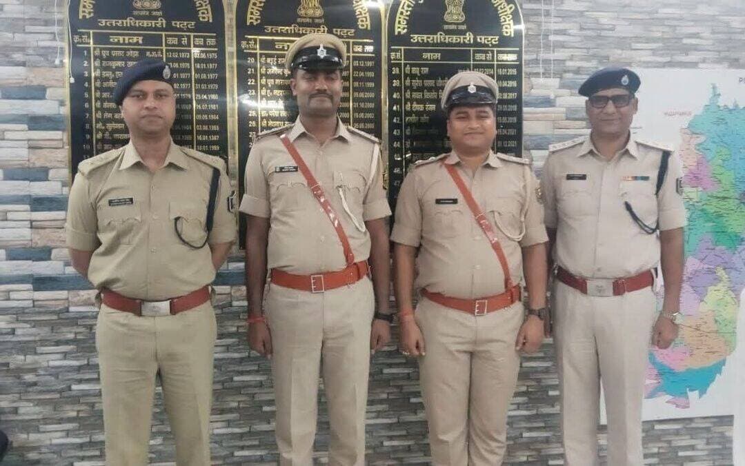 समस्तीपुर में दो स्टेनोग्राफर सहायक अवर निरीक्षक से बने अवर निरीक्षक; SP ने बैच लगाकर दी पदोन्नति, नई जिम्मेदारियों की दी जानकारी