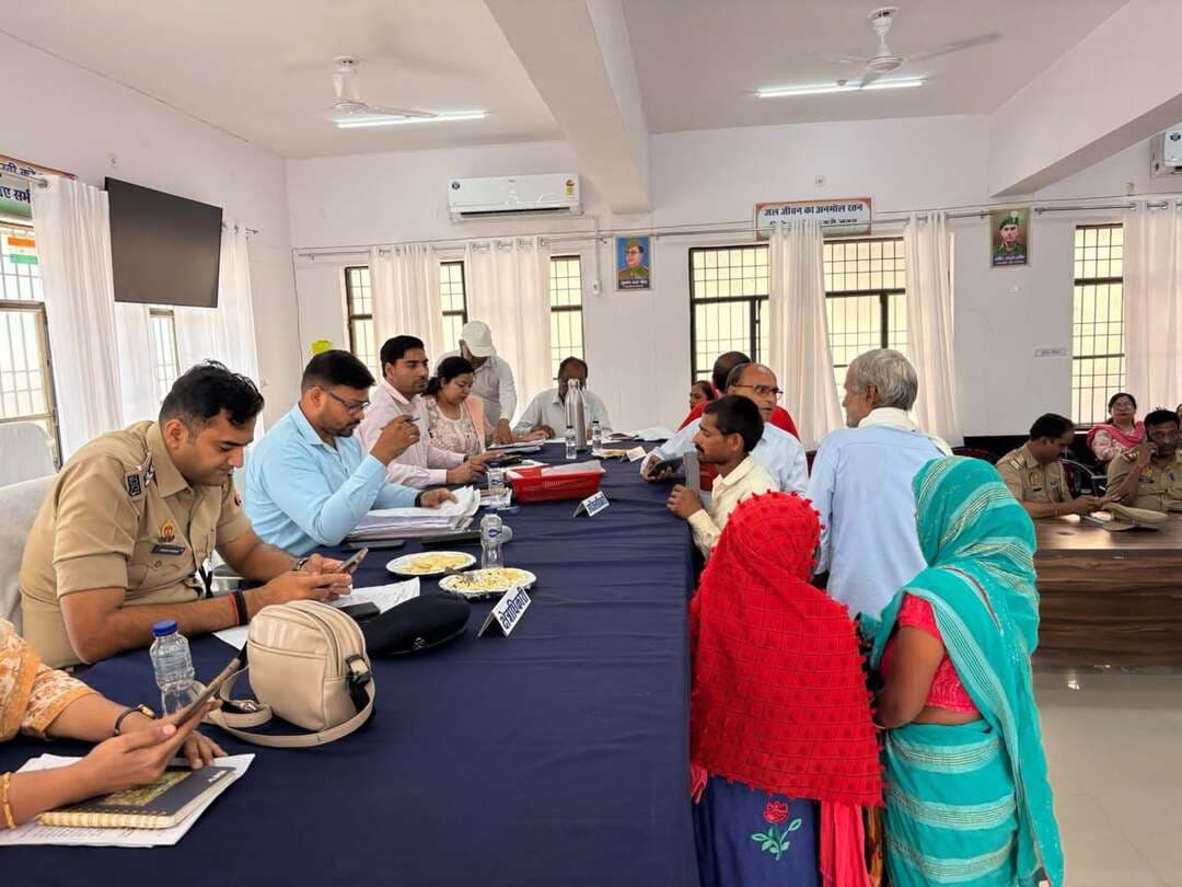 तिलहर/शाहजहांपुर
====
लेखपाल पर लापरवाही
बरतने का लगाया आरोप।
=====
विवेक शर्मा (अंशु)
राष्ट्रीय गौरक्षक संघ के जिला सचिव ने एसडीएम से स्थानीय लेखपाल की शिकायत करते हुए पंचायत सहायक के द्वारा फसल क्षति सर्वे कराने का आरोप लगाकर कार्यवाही की मांग की है।
संपूर्ण समाधान दिवस में राष्ट्रीय गौ रक्षक संघ के जिला सचिव क्षेत्र के गांव बिरसिंहपुर निवासी अखिलेश मिश्रा ने एसडीएम आदित्य श्रीवास्तव को स्थानीय लेखपाल निधि गुप्ता पर मनमानी और लापरवाही बरतने का आरोप लगाते हुए जांच पड़ताल और कार्यवाही की मांग की है।अखिलेश मिश्रा ने एसडीएम को बताया कि उनका गांव नदी किनारे है जिसके चलते बरसात में फसल का काफी नुकसान हुआ है जिससे बड़ी संख्या में लोग प्रभावित हुए हैं।स्थानीय लेखपाल निधि गुप्ता ने गांव में स्वयं में जाकर पंचायत सहायक से किसानों की फसल क्षति का सर्वे कराया है जिससे कई नाम छूट गए हैं।
जिला सचिव ने उप जिलाधिकारी से लापरवाही और मनमानी करने वाली लेखपाल की शिकायत करते हुए जांच पड़ताल कर उनके खिलाफ कार्यवाही की मांग की है।
एसडीएम आदित्य श्रीवास्तव ने फसल क्षति सर्वे जैसे महत्वपूर्ण कार्य में लापरवाही की शिकायत पर गंभीरता दिखाते हुए जांच पड़ताल कराकर कार्यवाही का आश्वासन दिया है।