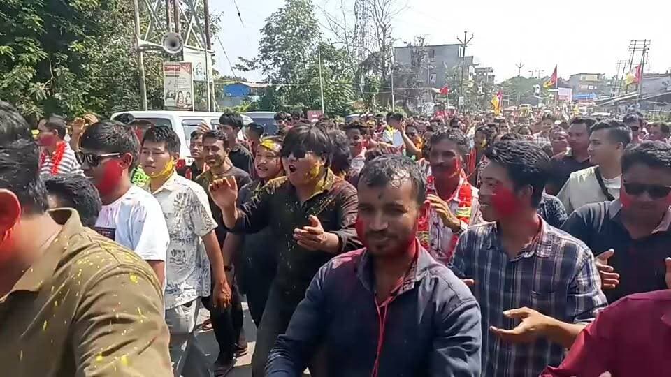 দুর্গাপূজা চলাকালীন সপ্তমী দিনে তিপ্রা মথা বিজয় মিছিল শান্তির বাজার মহকুমা অন্তর্গত বীরচন্দ্র মনু মন পাথর বাজারে! পুজো চলাকালীন রাজনৈতিক কর্মসূচি নিয়ে জনগণের মধ্যে তীব্র প্রতিক্রিয়া! তাছাড়া প্রশাসনের প্রতিও সাধারণ মানুষের ক্ষোভ!