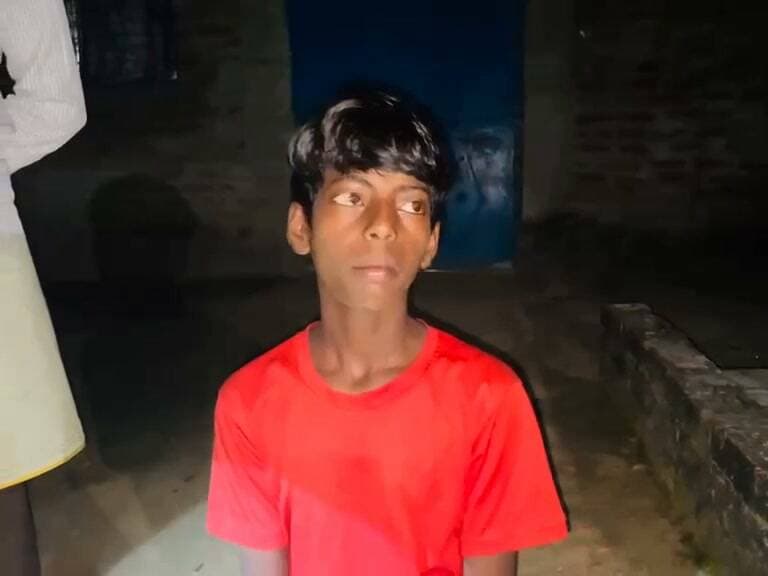 चित्रकूट: दुर्गा पंडाल में दर्शन करने गए 14 वर्षीय किशोर की मौत, हैंडपंप का पानी पीने के बाद बिगड़ी तबीयत
मऊ थाना क्षेत्र के बेल्हौरा गांव की घटना, पोस्टमार्टम रिपोर्ट से स्पष्ट होगा मौत का कारण
चित्रकूट। जनपद के मऊ थाना क्षेत्र अंतर्गत ग्राम बेल्हौरा में दुर्गा प्रतिमा दर्शन करने गए करीब 13-14 वर्षीय किशोर रघुवीर की संदिग्ध परिस्थितियों में मौत हो गई। बताया जा रहा है कि पंडाल के पास स्थित हैंडपंप का पानी पीने के कुछ देर बाद उसकी तबीयत बिगड़ गई। घटना के बाद गांव में चर्चा का माहौल है।
प्राप्त जानकारी के अनुसार, बीती रात रघुवीर अपने साथी रामहित के साथ दुर्गा प्रतिमा के दर्शन करने पंडाल में गया था। प्यास लगने पर रघुवीर ने पास में लगे हैंडपंप से पानी पिया। कुछ देर बाद उसके पेट में तेज दर्द होने लगा और वह वहीं बैठ गया। इसके बाद जब वह आगे बढ़ा तो रास्ते में गिर पड़ा। उसके साथी रामहित ने उसे संभाला और परिजनों को सूचना दी। इस दौरान रघुवीर को उल्टियां भी हुईं।
परिजन आनन-फानन में उसे उपचार के लिए सामुदायिक स्वास्थ्य केंद्र (सीएचसी) रामनगर ले गए, जहां चिकित्सकों ने उसे मृत घोषित कर दिया।
रघुवीर के पिता दिलीप ने अपने पुत्र की मृत्यु का वास्तविक कारण जानने के लिए पुलिस को प्रार्थना पत्र देकर पोस्टमार्टम कराने का अनुरोध किया। पुलिस ने पंचायतनामा की कार्रवाई पूरी कर शव को पोस्टमार्टम के लिए भेज दिया है।
पुलिस का पक्ष: पुलिस अधीक्षक चित्रकूट अरुण कुमार सिंह के अनुसार, पोस्टमार्टम रिपोर्ट में मृत्यु के कारणों के संबंध में तथ्य स्पष्ट होने के बाद उसी के आधार पर अग्रिम विधिक कार्रवाई की जाएगी।
फिलहाल किशोर की मौत का वास्तविक कारण स्पष्ट नहीं है। पोस्टमार्टम रिपोर्ट आने के बाद ही स्थिति साफ हो सकेगी।