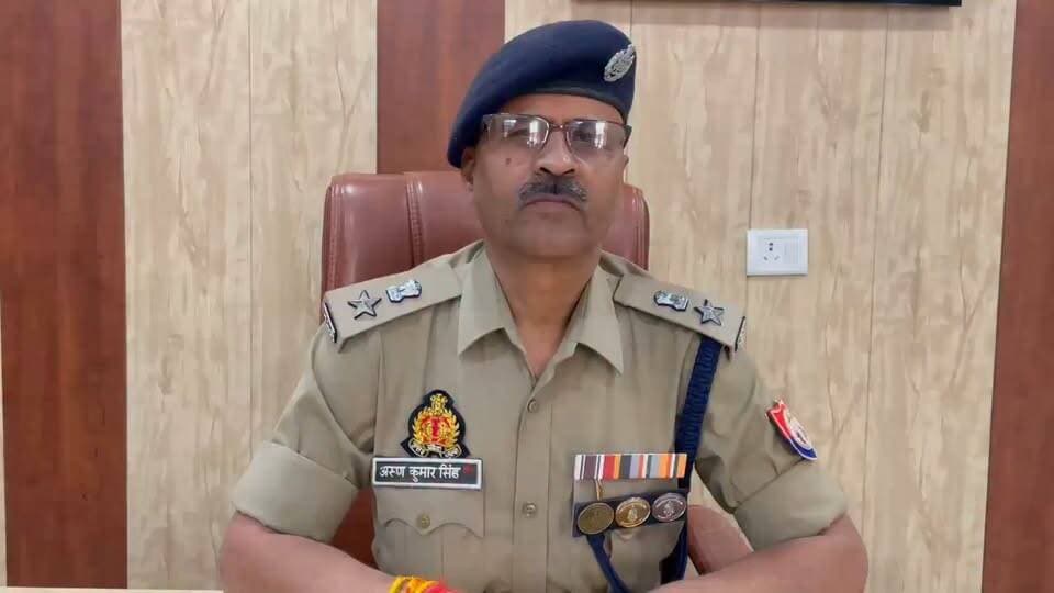 चित्रकूट: दुर्गा पंडाल में दर्शन करने गए 14 वर्षीय किशोर की मौत, हैंडपंप का पानी पीने के बाद बिगड़ी तबीयत
मऊ थाना क्षेत्र के बेल्हौरा गांव की घटना, पोस्टमार्टम रिपोर्ट से स्पष्ट होगा मौत का कारण
चित्रकूट। जनपद के मऊ थाना क्षेत्र अंतर्गत ग्राम बेल्हौरा में दुर्गा प्रतिमा दर्शन करने गए करीब 13-14 वर्षीय किशोर रघुवीर की संदिग्ध परिस्थितियों में मौत हो गई। बताया जा रहा है कि पंडाल के पास स्थित हैंडपंप का पानी पीने के कुछ देर बाद उसकी तबीयत बिगड़ गई। घटना के बाद गांव में चर्चा का माहौल है।
प्राप्त जानकारी के अनुसार, बीती रात रघुवीर अपने साथी रामहित के साथ दुर्गा प्रतिमा के दर्शन करने पंडाल में गया था। प्यास लगने पर रघुवीर ने पास में लगे हैंडपंप से पानी पिया। कुछ देर बाद उसके पेट में तेज दर्द होने लगा और वह वहीं बैठ गया। इसके बाद जब वह आगे बढ़ा तो रास्ते में गिर पड़ा। उसके साथी रामहित ने उसे संभाला और परिजनों को सूचना दी। इस दौरान रघुवीर को उल्टियां भी हुईं।
परिजन आनन-फानन में उसे उपचार के लिए सामुदायिक स्वास्थ्य केंद्र (सीएचसी) रामनगर ले गए, जहां चिकित्सकों ने उसे मृत घोषित कर दिया।
रघुवीर के पिता दिलीप ने अपने पुत्र की मृत्यु का वास्तविक कारण जानने के लिए पुलिस को प्रार्थना पत्र देकर पोस्टमार्टम कराने का अनुरोध किया। पुलिस ने पंचायतनामा की कार्रवाई पूरी कर शव को पोस्टमार्टम के लिए भेज दिया है।
पुलिस का पक्ष: पुलिस अधीक्षक चित्रकूट अरुण कुमार सिंह के अनुसार, पोस्टमार्टम रिपोर्ट में मृत्यु के कारणों के संबंध में तथ्य स्पष्ट होने के बाद उसी के आधार पर अग्रिम विधिक कार्रवाई की जाएगी।
फिलहाल किशोर की मौत का वास्तविक कारण स्पष्ट नहीं है। पोस्टमार्टम रिपोर्ट आने के बाद ही स्थिति साफ हो सकेगी।#DineshSinghKushwaha #दिनेशसिंहकुशवाहा #दिनेशकुशवाहा #पत्रकारदिनेशसिंहकुशवाहा #News11IndiaTV #न्यूज़इलेवनइंडियाटीवी #SaraswatiDineshSinghKushwaha #SaraswatiDineshKushwaha #सरस्वतीदिनेशसिंहकुशवाहा #सरस्वतीदिनेशकुशवाहा #SaraswatiKushwaha #सरस्वतीकुशवाहा #HindiNews #ChitrakootNews #चित्रकूटसमाचार #Journalist #BreakingNews #NewsReporter #MediaNews #UPNews