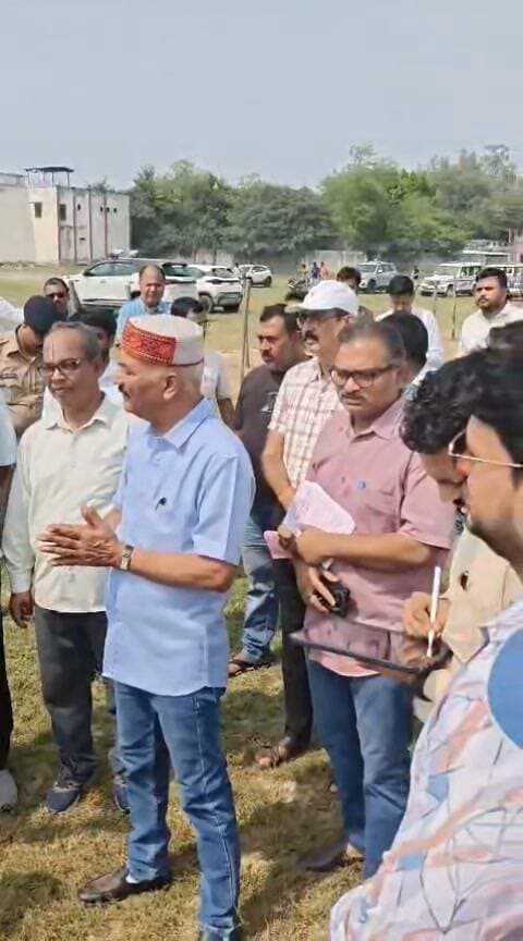 सतना व्यंकट-1 स्कूल के पीछे रावण दहन स्थल का प्रशासनिक अधिकारियों ने किया निरीक्षण
सतना। दशहरा पर्व पर रावण दहन कार्यक्रम की तैयारियों को लेकर व्यंकट-1 स्कूल के पीछे स्थित रावण दहन स्थल का निरीक्षण करने प्रशासनिक अधिकारी पहुंचे। इस दौरान कार्यक्रम स्थल की व्यवस्थाओं का जायजा लिया गया, ताकि आयोजन के दौरान सुरक्षा और अन्य जरूरी व्यवस्थाएं सुनिश्चित की जा सकें।