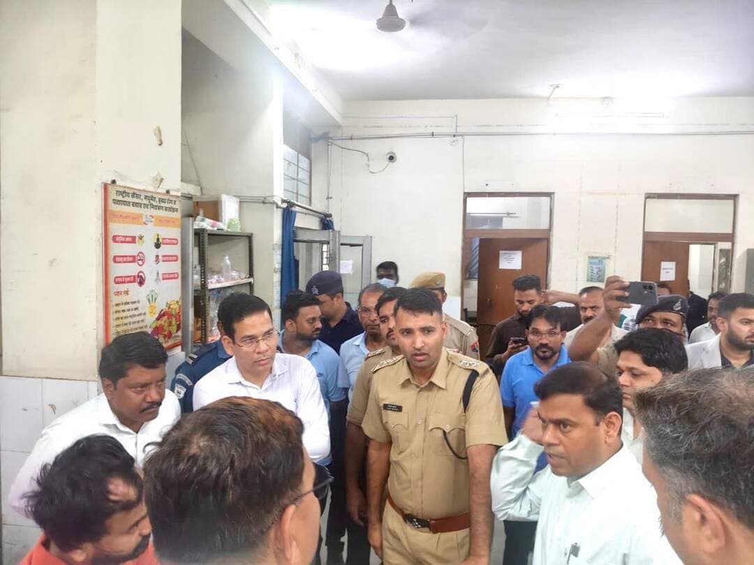गरोठ। कलेक्टर दिव्यांक सिंह के मार्गदर्शन में एसडीएम राहुल चौहान और एसडीओपी विजय कुमार यादव कोटा पहुंचे। मध्य प्रदेश शासन की ओर से दोनों अधिकारियों को हादसे में मृतकों के शव उनके गृह जिलों तक पहुंचाने और घायलों को उचित उपचार उपलब्ध कराने की व्यवस्था के लिए भेजा गया। एसडीएम राहुल चौहान के अनुसार, हादसे में 8 लोगों की मौत हुई है, जबकि 16 लोग घायल हैं। प्रशासन घायलों के उपचार और आवश्यक व्यवस्थाओं में जुटा है।
