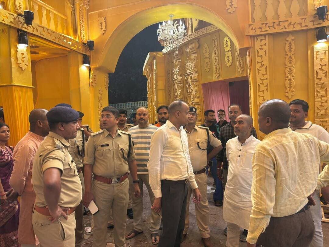 दिनांक 17.10.2026 की प्रथम पहर में दुर्गापूजा के अवसर पर विधि-व्यवस्था एवं सुरक्षा व्यवस्था का जायजा लेने हेतु केदारनाथ मार्केट, दुखहरणी मंदिर, गांधी मैदान एवं मंगलागौरी मंदिर का निरीक्षण किया गया।
निरीक्षण के दौरान जिलाधिकारी महोदय, वरीय पुलिस अधीक्षक महोदय, नगर पुलिस अधीक्षक महोदय, SDPO Town-1, नगर आयुक्त महोदय, पुलिस उपाधीक्षक (रक्षित) सहित अन्य वरीय पदाधिकारी एवं पुलिस/प्रशासनिक पदाधिकारी उपस्थित रहे।
निरीक्षण के क्रम में सुरक्षा व्यवस्था, भीड़ नियंत्रण, यातायात व्यवस्था एवं श्रद्धालुओं की सुविधा को लेकर संबंधित पदाधिकारियों को आवश्यक दिशा-निर्देश दिए गए।