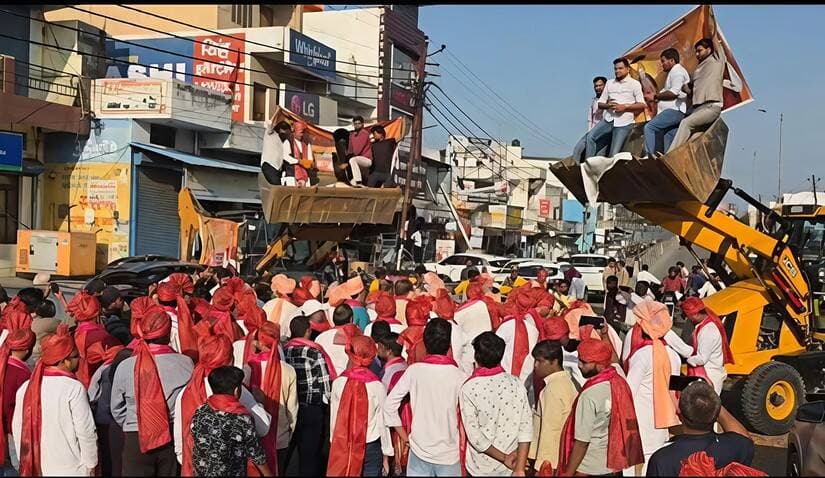 🌺 लक्सर में महाराजा अग्रसेन जयंती की धूम! 5 क्विंटल फूलों से शोभायात्रा का स्वागत,जेसीबी पर चढ़कर राज्यमंत्री जमदग्नि ने की पुष्पवर्षा 🌺