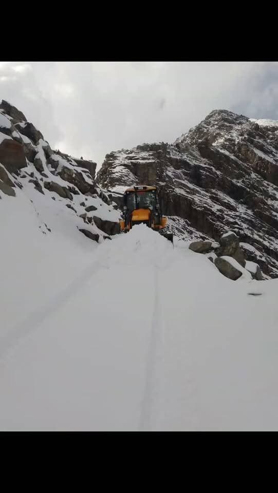 बर्फीली वादियों के बीच खुला साच पास का रास्ता! 🏔️🚙 पांगी घाटी जाने वाले छोटे 4×4 वाहन चालकों के लिए राहत, लेकिन लापरवाही पड़ सकती है भारी!