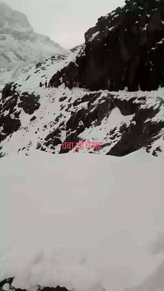 🏔️❄️ साच पास से पांगी घाटी का सफर फिर शुरू! छोटे 4×4 वाहनों को आवाजाही की अनुमति, लेकिन जमी बर्फ और फिसलन बनी चुनौती। सावधानी रखें, सुरक्षित रहें! 🚙⚠️
#SachPass #PangiValley #SachPassUpdate #BreakingNews #ChambaNews HimachalNews HimachalPradesh SnowRoad RoadUpdate TravelAlert AdventureTravel Pangi चंबान्यूज साचपास पांगीघाटी चंबाटुडूचैनल